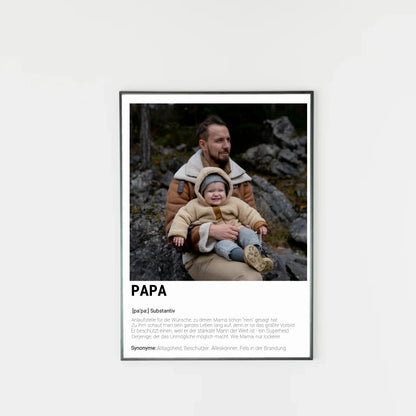 Poster mit personalisierbarem Foto-Bereich im oberen Teil. Darunter steht groß das Wort ‚PAPA‘ mit einer Definition in Wörterbuch-Stil. Beschrieben wird der Vater als Alltagsheld, Beschützer, Alleskönner und Fels in der Brandung
