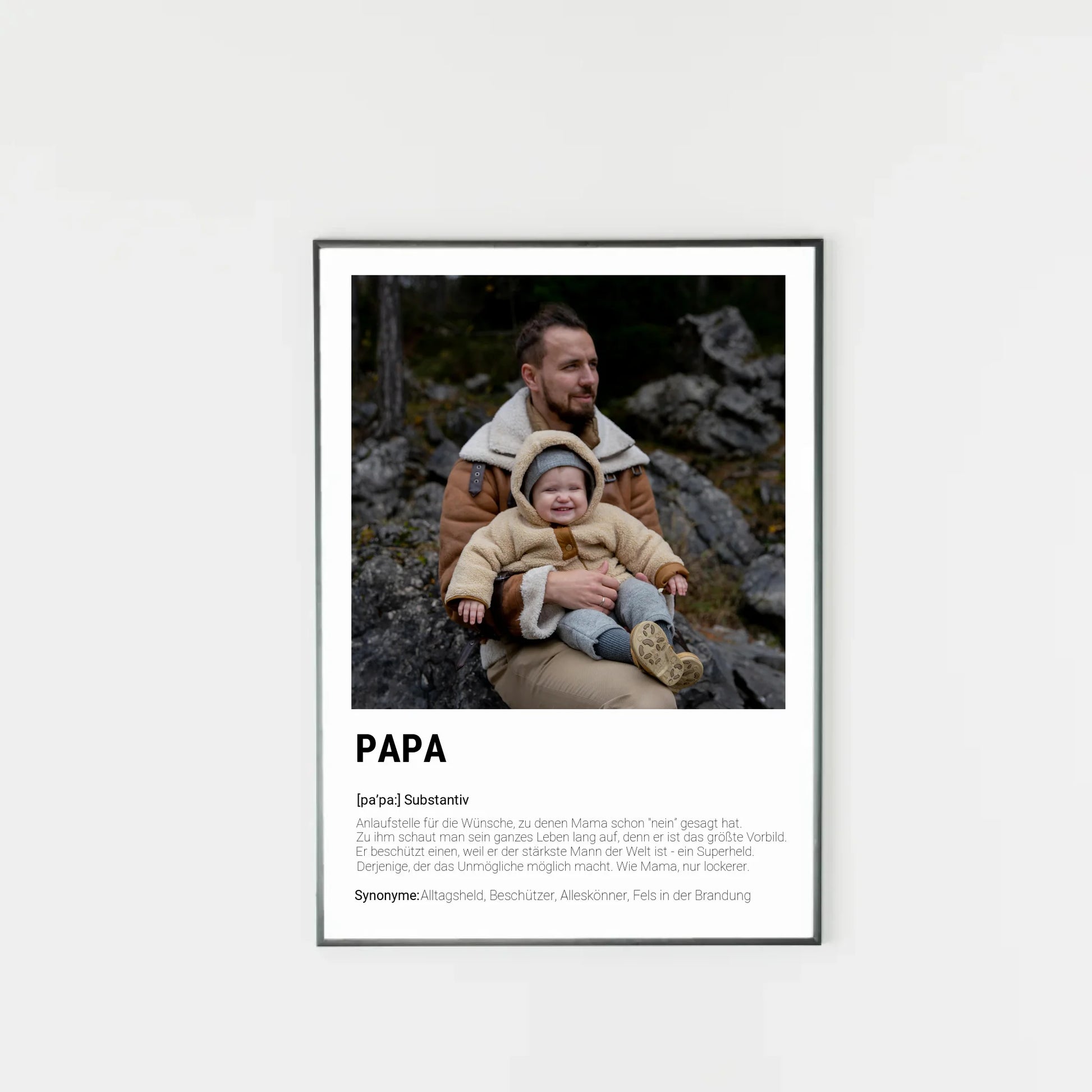 Poster mit personalisierbarem Foto-Bereich im oberen Teil in einem dunklen Holzrahmem. Darunter steht groß das Wort ‚PAPA‘ mit einer Definition in Wörterbuch-Stil. Beschrieben wird der Vater als Alltagsheld, Beschützer, Alleskönner und Fels in der Brandung