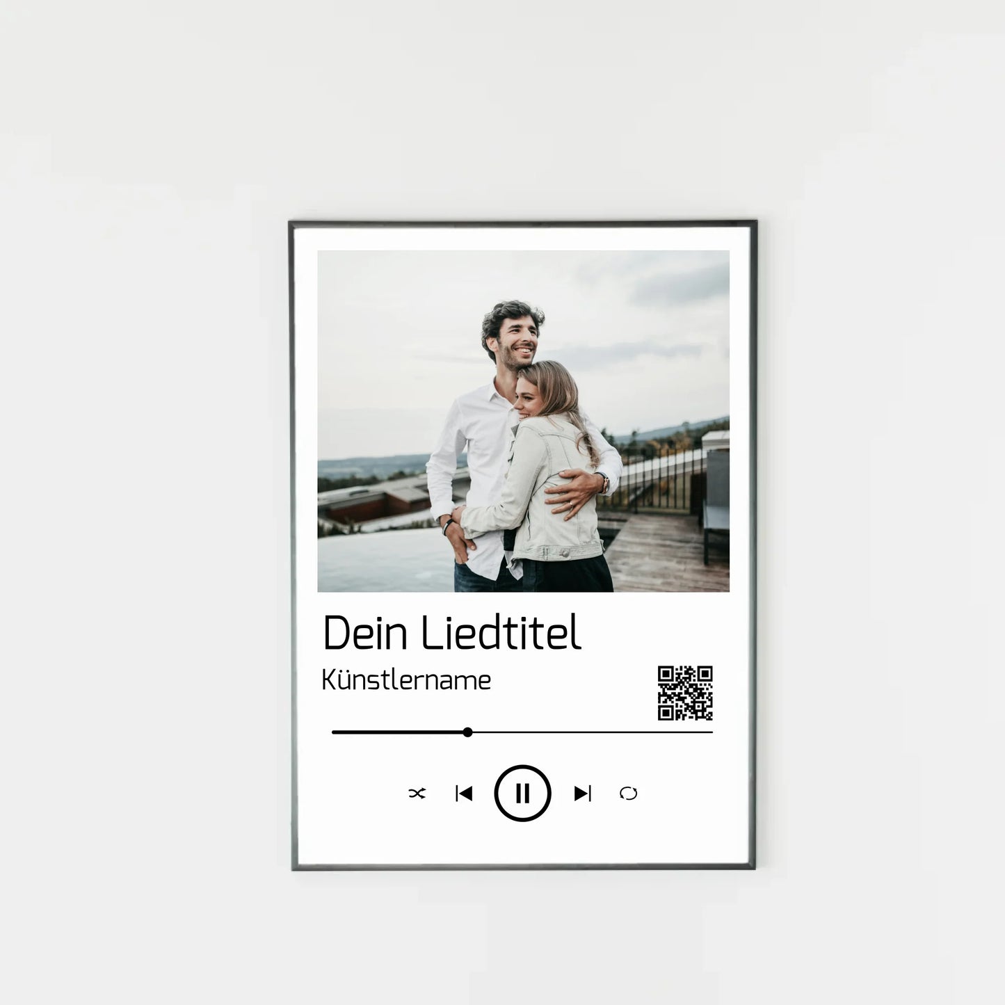 Poster im Stil einer Musik-App mit personalisierbarem Foto oben. Darunter Platz für individuellen Liedtitel, Künstlername und einen QR-Code, der direkt zu Spotify führt. Unten grafische Symbole einer Musiksteuerung wie Play, Pause und Skip.
