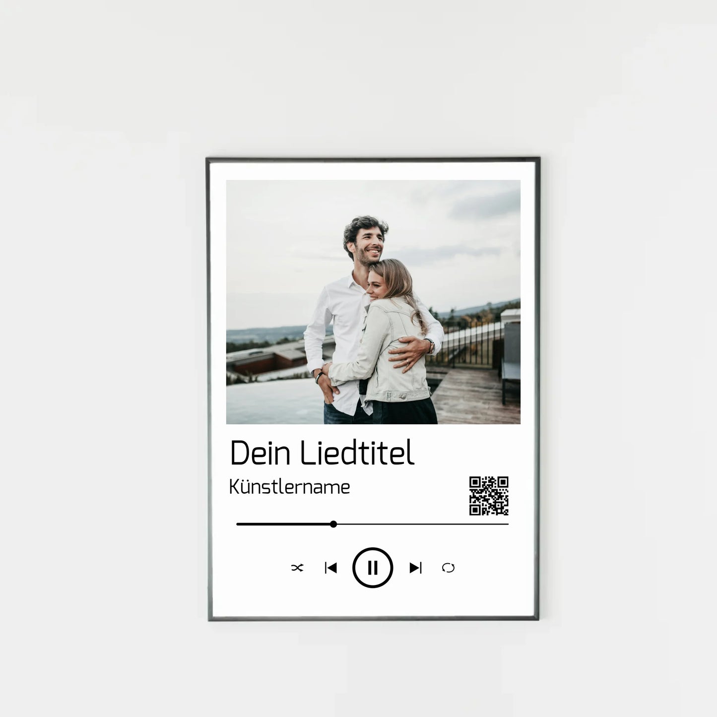 Poster im Stil einer Musik-App mit personalisierbarem Foto oben. Darunter Platz für individuellen Liedtitel, Künstlername und einen QR-Code, der direkt zu Spotify führt. Unten grafische Symbole einer Musiksteuerung wie Play, Pause und Skip.
