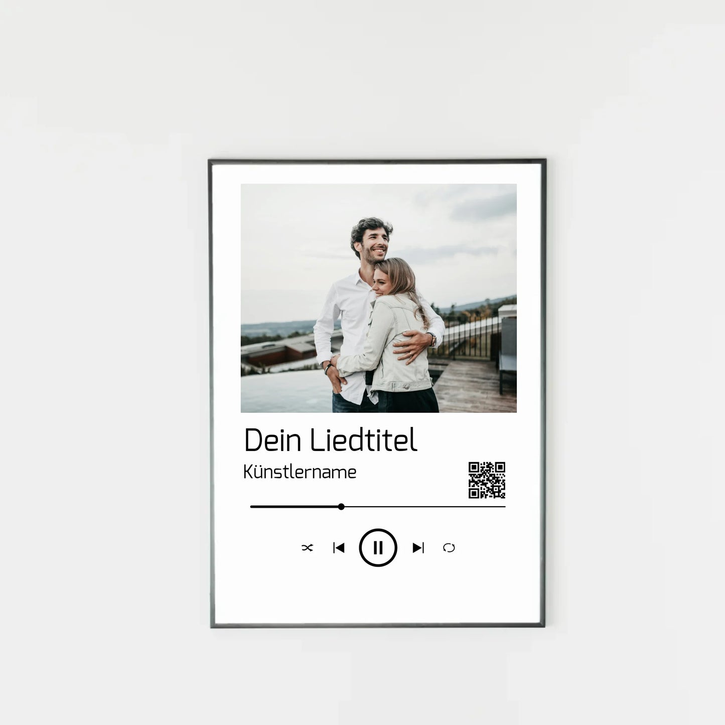 Poster im Stil einer Musik-App mit personalisierbarem Foto oben. Darunter Platz für individuellen Liedtitel, Künstlername und einen QR-Code, der direkt zu Spotify führt. Unten grafische Symbole einer Musiksteuerung wie Play, Pause und Skip.
