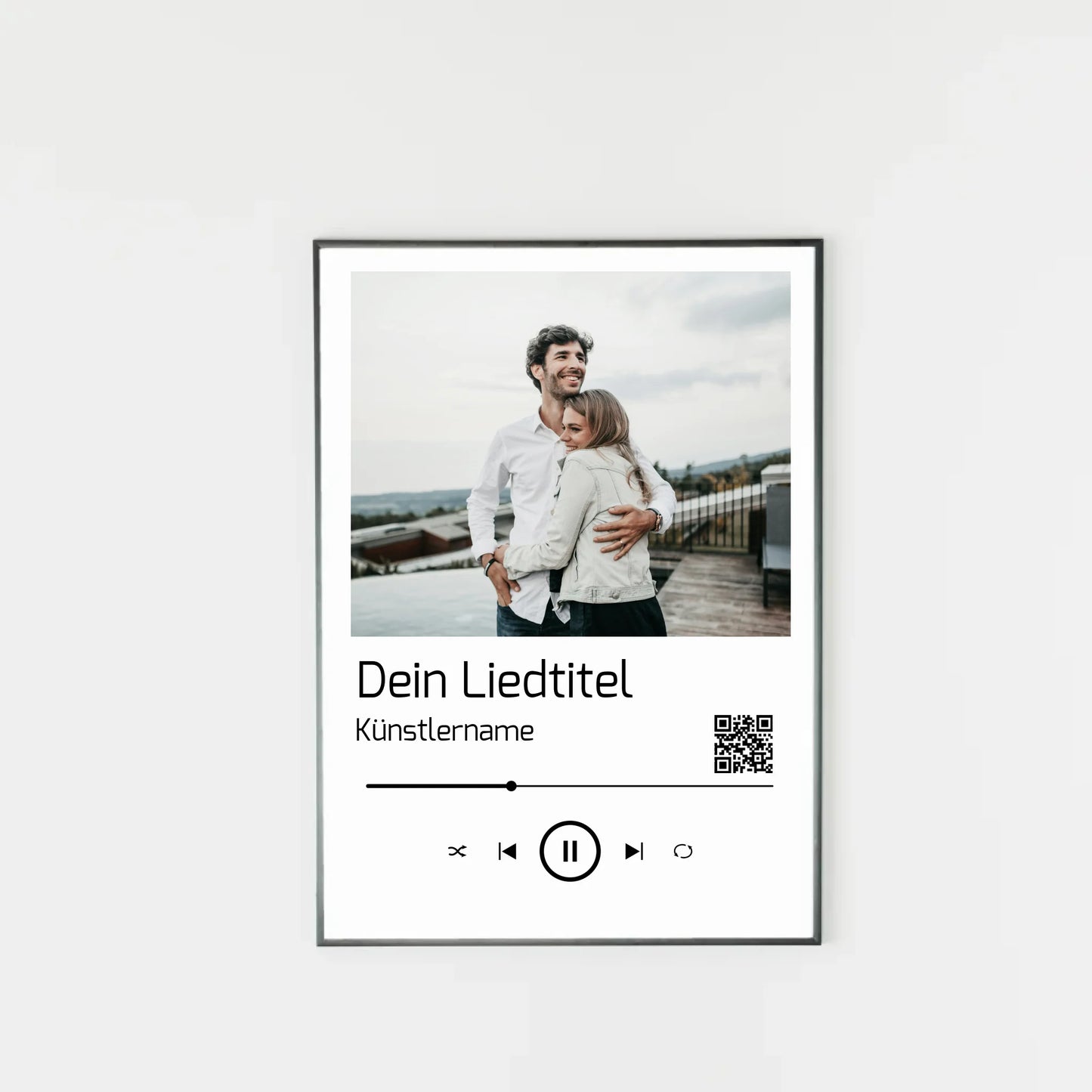 Poster im Stil einer Musik-App mit personalisierbarem Foto oben. Darunter Platz für individuellen Liedtitel, Künstlername und einen QR-Code, der direkt zu Spotify führt. Unten grafische Symbole einer Musiksteuerung wie Play, Pause und Skip.