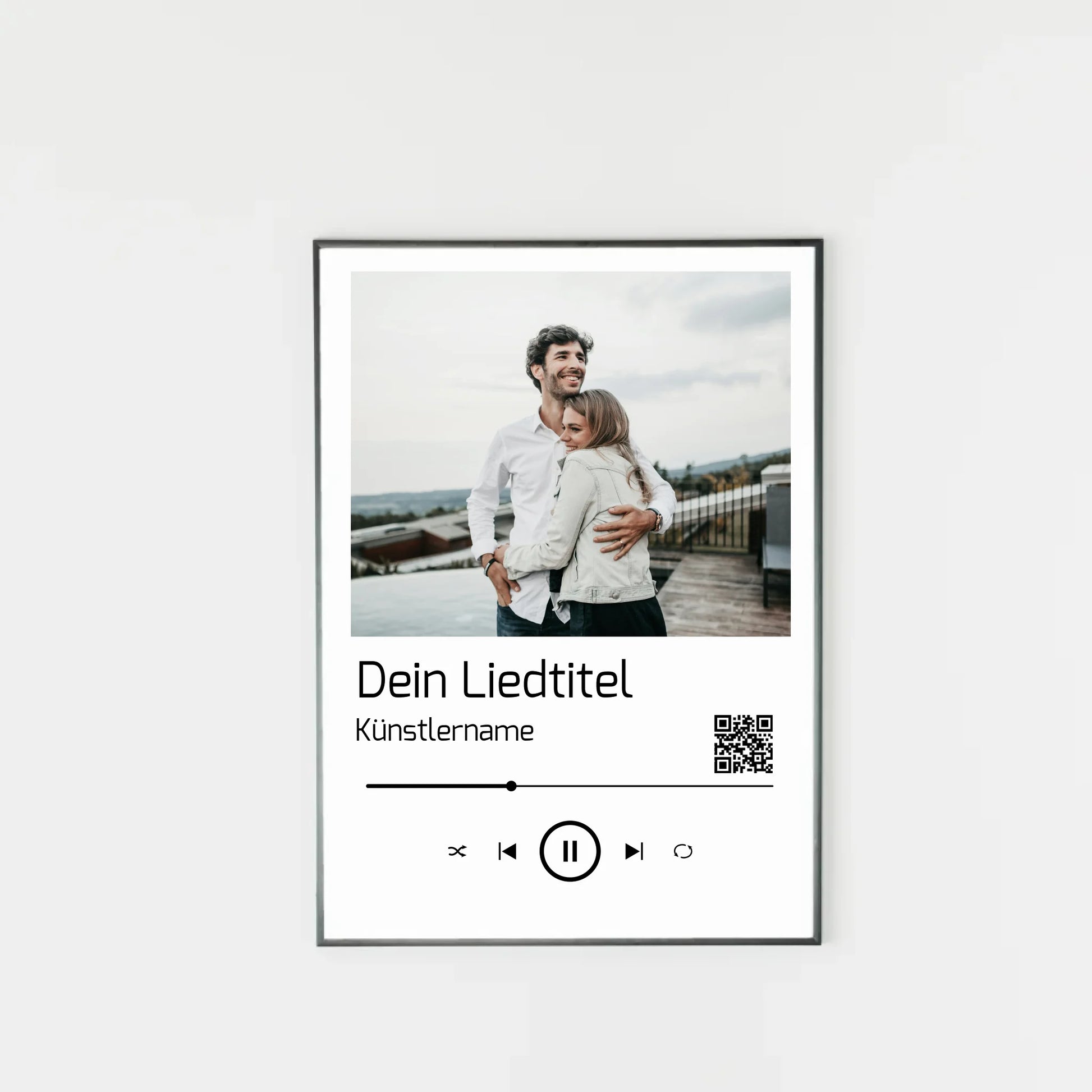 Poster im Stil einer Musik-App mit personalisierbarem Foto oben. Darunter Platz für individuellen Liedtitel, Künstlername und einen QR-Code, der direkt zu Spotify führt. Unten grafische Symbole einer Musiksteuerung wie Play, Pause und Skip.