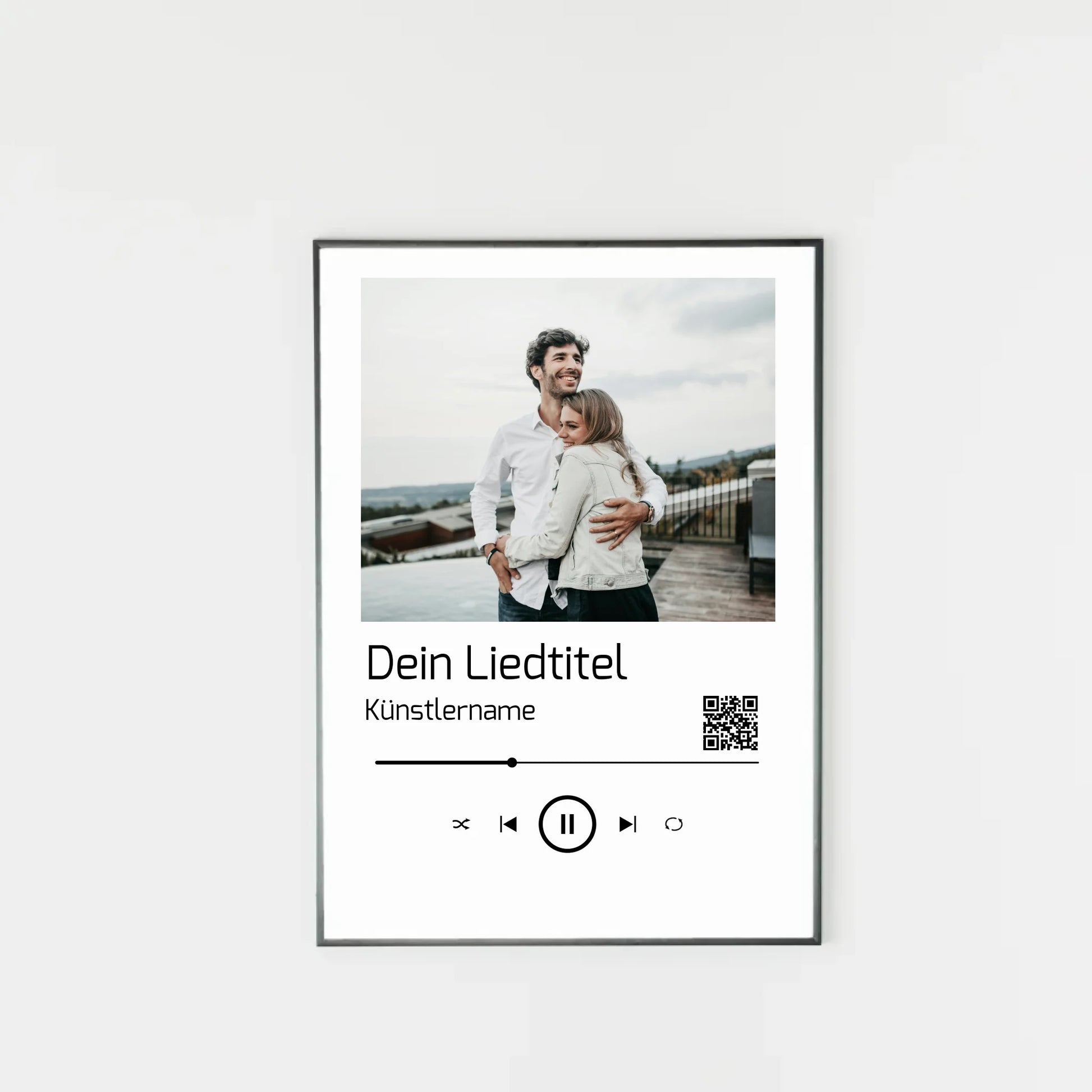 Poster im Stil einer Musik-App mit personalisierbarem Foto oben. Darunter Platz für individuellen Liedtitel, Künstlername und einen QR-Code, der direkt zu Spotify führt. Unten grafische Symbole einer Musiksteuerung wie Play, Pause und Skip.