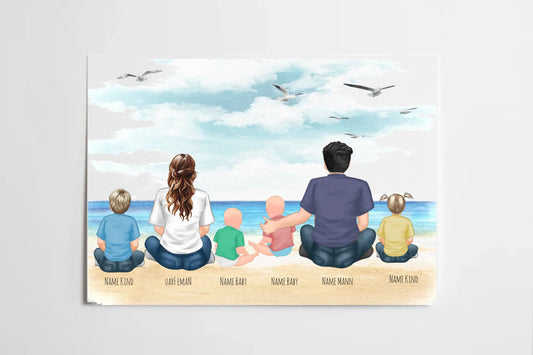 Poster mit Illustration einer Familie, die am Strand sitzt und aufs Meer blickt. Personen sind als Cliparts dargestellt, hier ein Beispiel mit Eltern, Kindern und Babys. Namen unter den Figuren sind personalisierbar, die Anzahl der Personen variabel. Hintergrund und Figuren können aus verschiedenen Varianten gewählt werden.