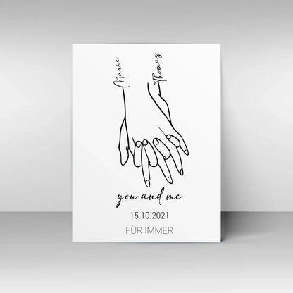 Poster mit minimalistischer Zeichnung von zwei Händen, die sich halten. Links und rechts stehen personalisierbare Namen. Darunter der Text ‚you and me‘ sowie ein personalisierbares Datum. Unten fest der Schriftzug ‚FÜR IMMER‘.