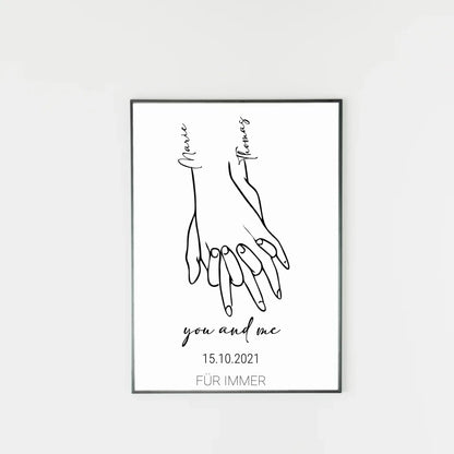 Poster mit minimalistischer Zeichnung von zwei Händen, die sich halten. Links und rechts stehen personalisierbare Namen. Darunter der Text ‚you and me‘ sowie ein personalisierbares Datum. Unten fest der Schriftzug ‚FÜR IMMER‘.