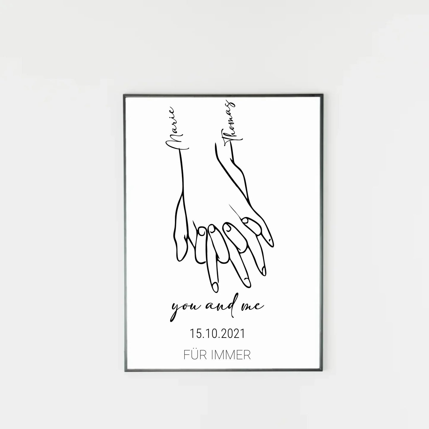 Poster mit minimalistischer Zeichnung von zwei Händen, die sich halten. Links und rechts stehen personalisierbare Namen. Darunter der Text ‚you and me‘ sowie ein personalisierbares Datum. Unten fest der Schriftzug ‚FÜR IMMER‘.