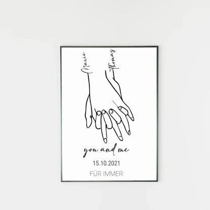 Poster mit minimalistischer Zeichnung von zwei Händen, die sich halten. Links und rechts stehen personalisierbare Namen. Darunter der Text ‚you and me‘ sowie ein personalisierbares Datum. Unten fest der Schriftzug ‚FÜR IMMER‘.