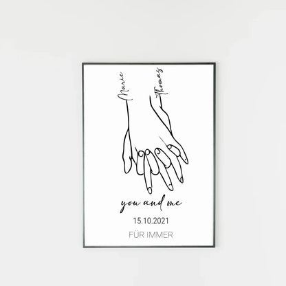 Poster mit minimalistischer Zeichnung von zwei Händen, die sich halten. Links und rechts stehen personalisierbare Namen. Darunter der Text ‚you and me‘ sowie ein personalisierbares Datum. Unten fest der Schriftzug ‚FÜR IMMER‘.