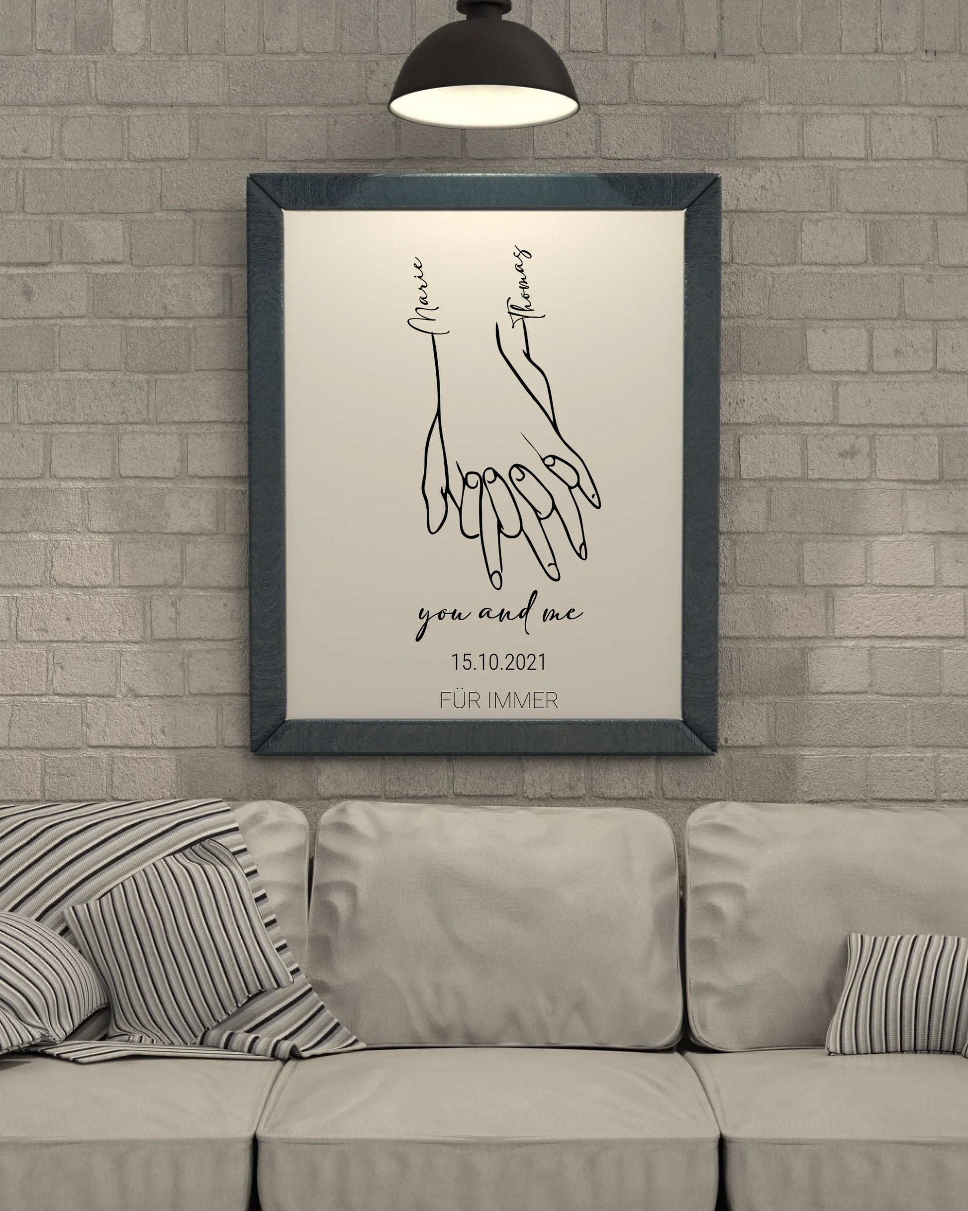 Poster mit minimalistischer Zeichnung von zwei Händen, die sich halten. Links und rechts stehen personalisierbare Namen. Darunter der Text ‚you and me‘ sowie ein personalisierbares Datum. Unten fest der Schriftzug ‚FÜR IMMER‘.
