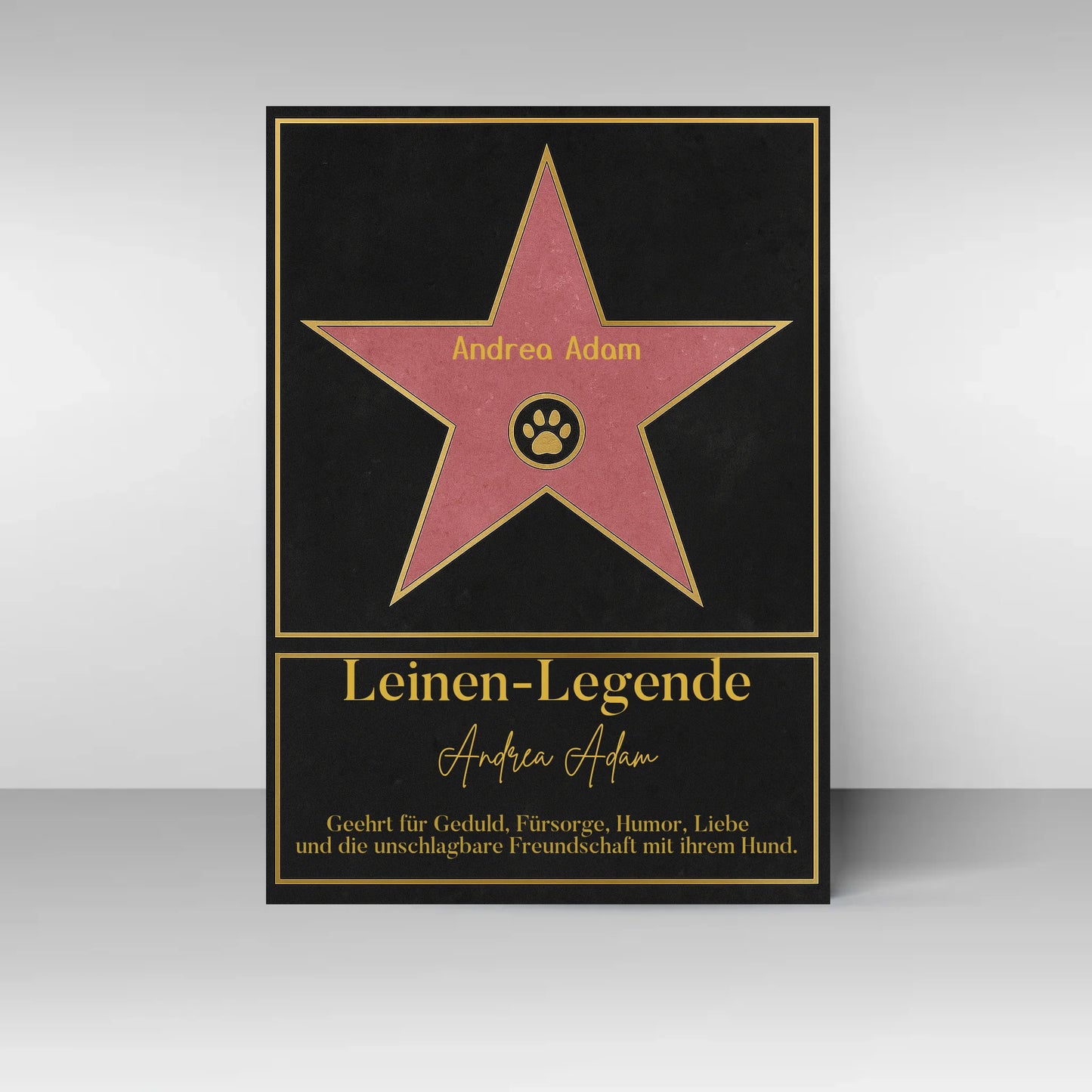Poster im Stil eines ‚Walk of Fame‘-Sterns. In der Mitte ein rosa Stern mit gelbem Rand und Pfotenabdruck-Symbol, dazu ein personalisierbarer Name. Darunter der Titel ‚Leinen-Legende‘ mit Namensfeld. Text: Geehrt für Geduld, Fürsorge, Humor, Liebe und die unschlagbare Freundschaft mit ihrem Hund.