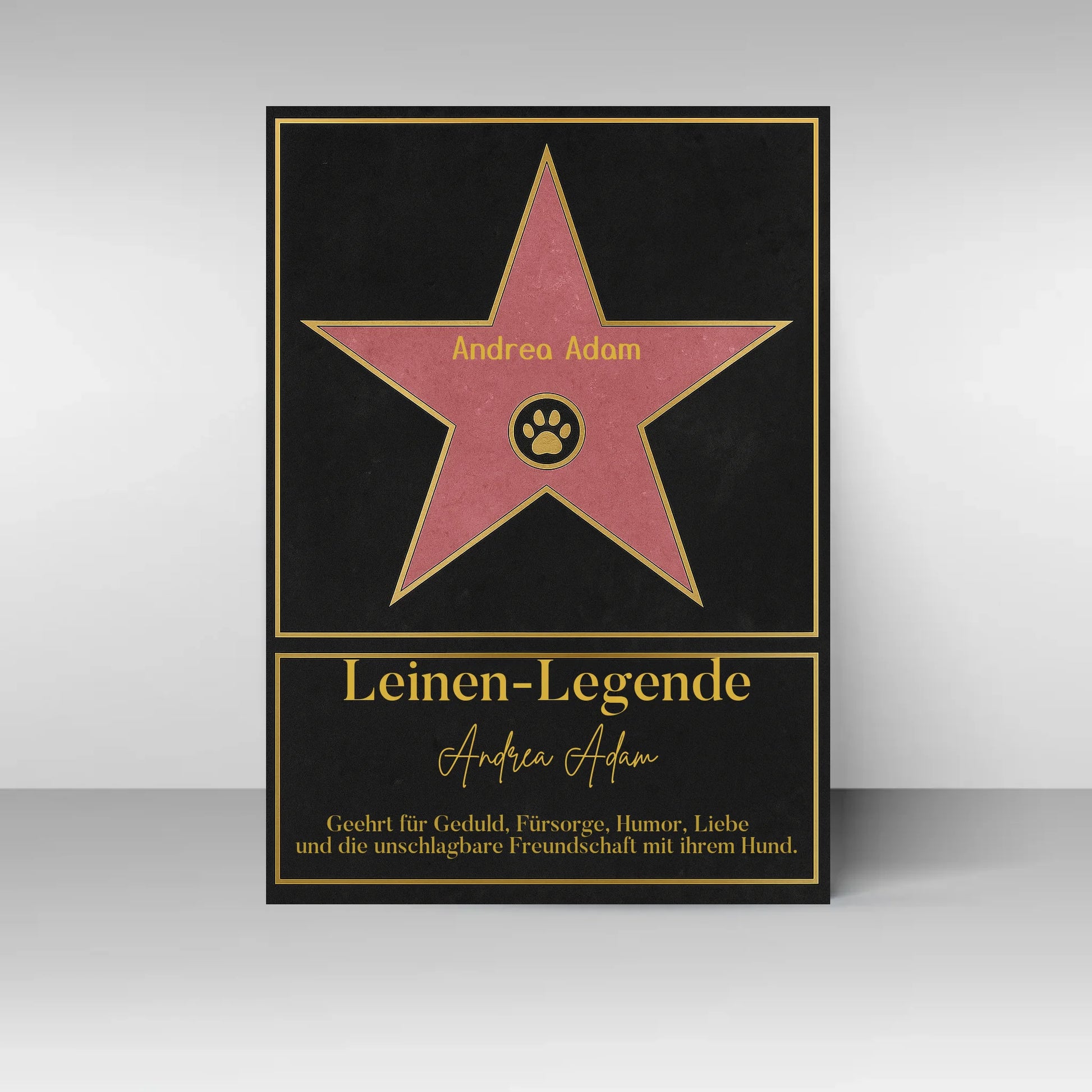 Poster im Stil eines ‚Walk of Fame‘-Sterns. In der Mitte ein rosa Stern mit gelbem Rand und Pfotenabdruck-Symbol, dazu ein personalisierbarer Name. Darunter der Titel ‚Leinen-Legende‘ mit Namensfeld. Text: Geehrt für Geduld, Fürsorge, Humor, Liebe und die unschlagbare Freundschaft mit ihrem Hund.