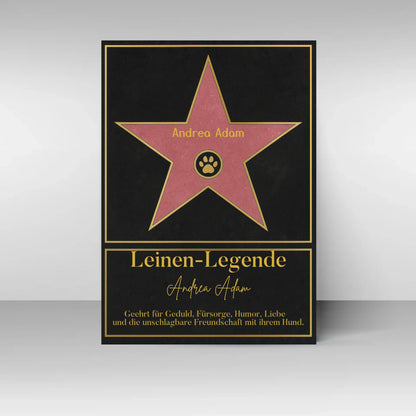 Poster im Stil eines ‚Walk of Fame‘-Sterns. In der Mitte ein rosa Stern mit gelbem Rand und Pfotenabdruck-Symbol, dazu ein personalisierbarer Name. Darunter der Titel ‚Leinen-Legende‘ mit Namensfeld. Text: Geehrt für Geduld, Fürsorge, Humor, Liebe und die unschlagbare Freundschaft mit ihrem Hund.