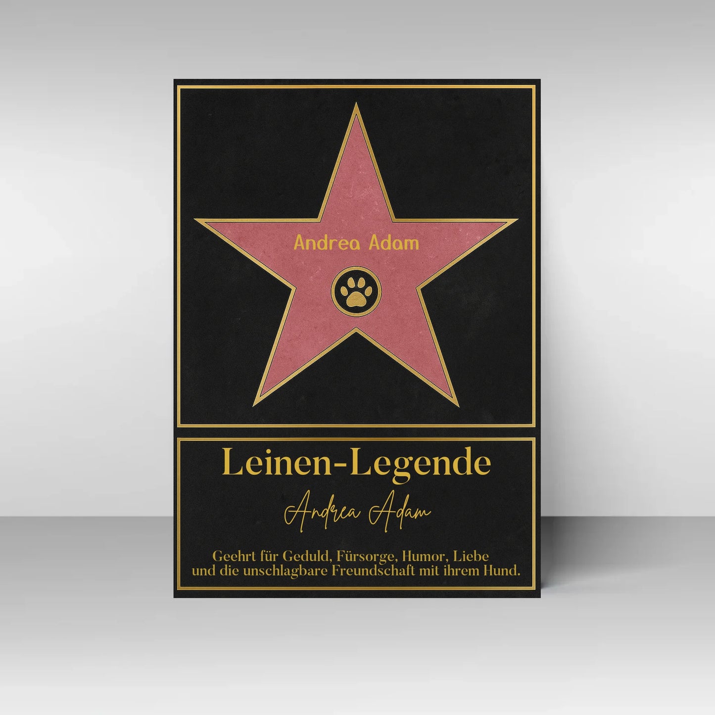 Poster im Stil eines ‚Walk of Fame‘-Sterns. In der Mitte ein rosa Stern mit gelbem Rand und Pfotenabdruck-Symbol, dazu ein personalisierbarer Name. Darunter der Titel ‚Leinen-Legende‘ mit Namensfeld. Text: Geehrt für Geduld, Fürsorge, Humor, Liebe und die unschlagbare Freundschaft mit ihrem Hund.