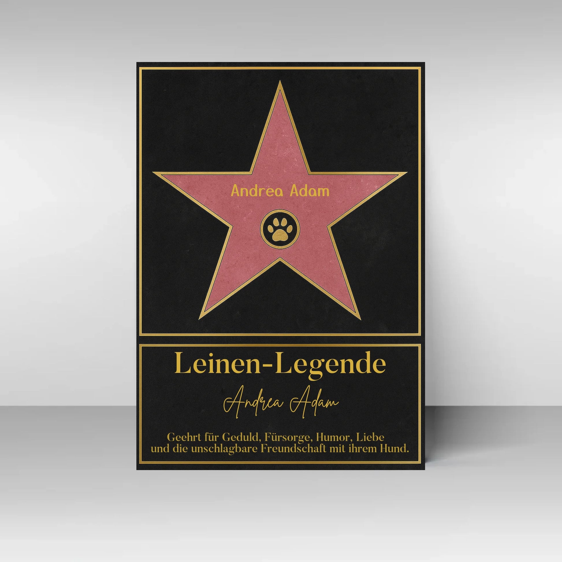 Poster im Stil eines ‚Walk of Fame‘-Sterns. In der Mitte ein rosa Stern mit gelbem Rand und Pfotenabdruck-Symbol, dazu ein personalisierbarer Name. Darunter der Titel ‚Leinen-Legende‘ mit Namensfeld. Text: Geehrt für Geduld, Fürsorge, Humor, Liebe und die unschlagbare Freundschaft mit ihrem Hund.