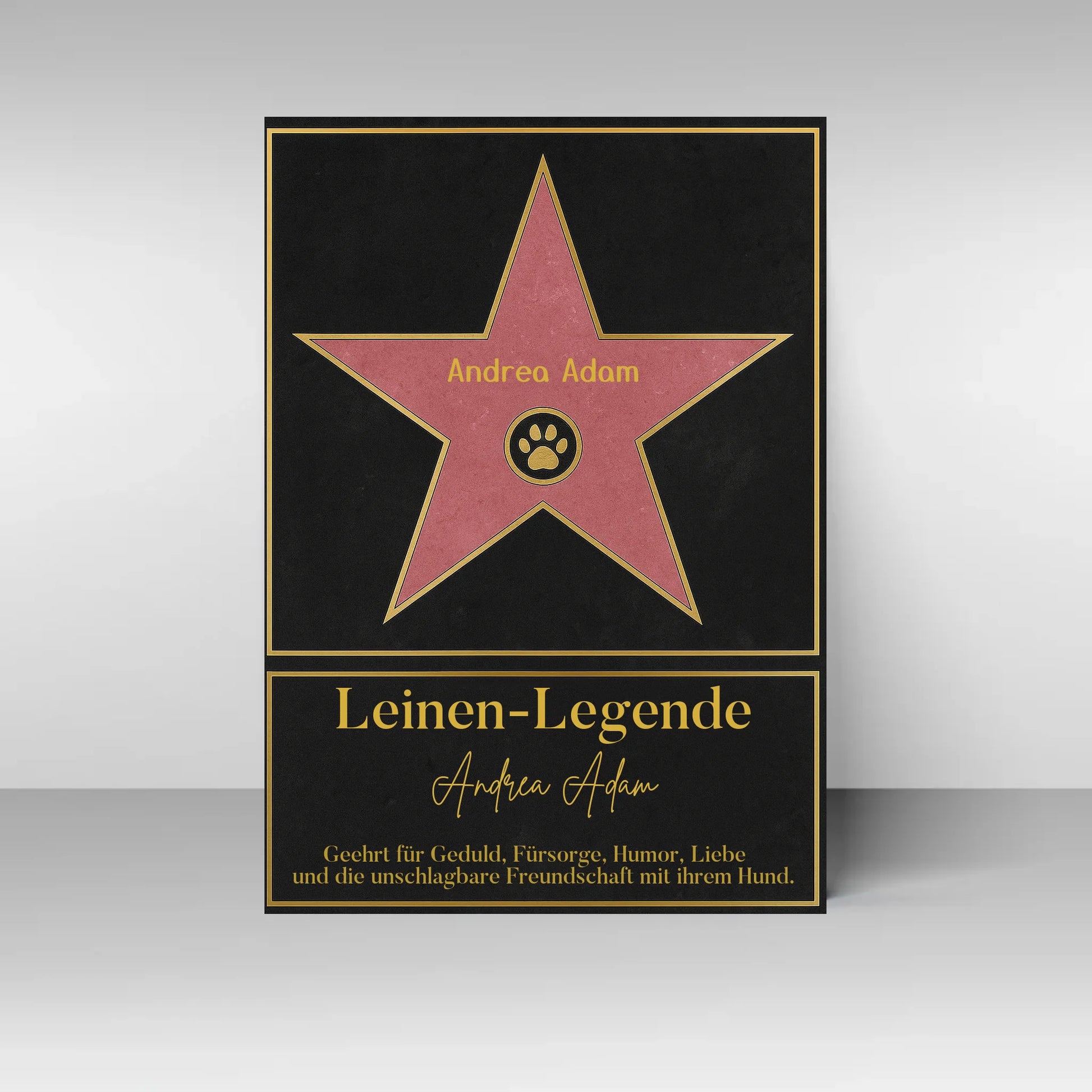 Poster im Stil eines ‚Walk of Fame‘-Sterns. In der Mitte ein rosa Stern mit gelbem Rand und Pfotenabdruck-Symbol, dazu ein personalisierbarer Name. Darunter der Titel ‚Leinen-Legende‘ mit Namensfeld. Text: Geehrt für Geduld, Fürsorge, Humor, Liebe und die unschlagbare Freundschaft mit ihrem Hund.