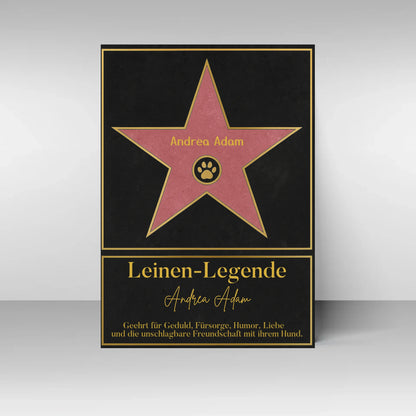 Poster im Stil eines ‚Walk of Fame‘-Sterns. In der Mitte ein rosa Stern mit gelbem Rand und Pfotenabdruck-Symbol, dazu ein personalisierbarer Name. Darunter der Titel ‚Leinen-Legende‘ mit Namensfeld. Text: Geehrt für Geduld, Fürsorge, Humor, Liebe und die unschlagbare Freundschaft mit ihrem Hund.