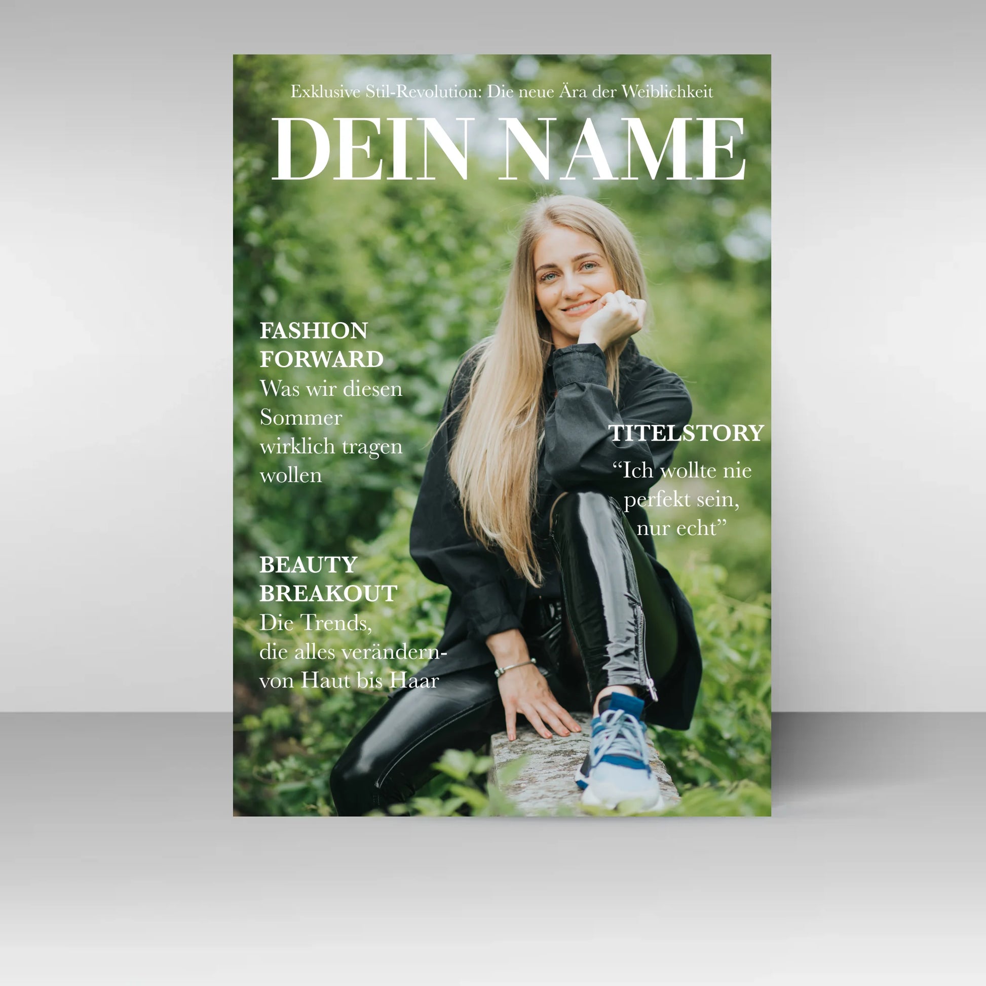 Poster im Stil eines Mode-Magazins mit dem Platzhalter ‚DEIN NAME‘ als Titel. Oben der Slogan ‚Exklusive Stil-Revolution: Die neue Ära der Weiblichkeit‘. Im Mittelpunkt ein personalisierbares Foto. Links feste Rubriken wie ‚Fashion Forward – Was wir diesen Sommer wirklich tragen wollen‘ und ‚Beauty Breakout – Die Trends, die alles verändern von Haut bis Haar‘. Rechts die Titelstory mit Zitat: ‚Ich wollte nie perfekt sein, nur echt‘.
