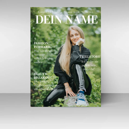 Poster im Stil eines Mode-Magazins mit dem Platzhalter ‚DEIN NAME‘ als Titel. Oben der Slogan ‚Exklusive Stil-Revolution: Die neue Ära der Weiblichkeit‘. Im Mittelpunkt ein personalisierbares Foto. Links feste Rubriken wie ‚Fashion Forward – Was wir diesen Sommer wirklich tragen wollen‘ und ‚Beauty Breakout – Die Trends, die alles verändern von Haut bis Haar‘. Rechts die Titelstory mit Zitat: ‚Ich wollte nie perfekt sein, nur echt‘.