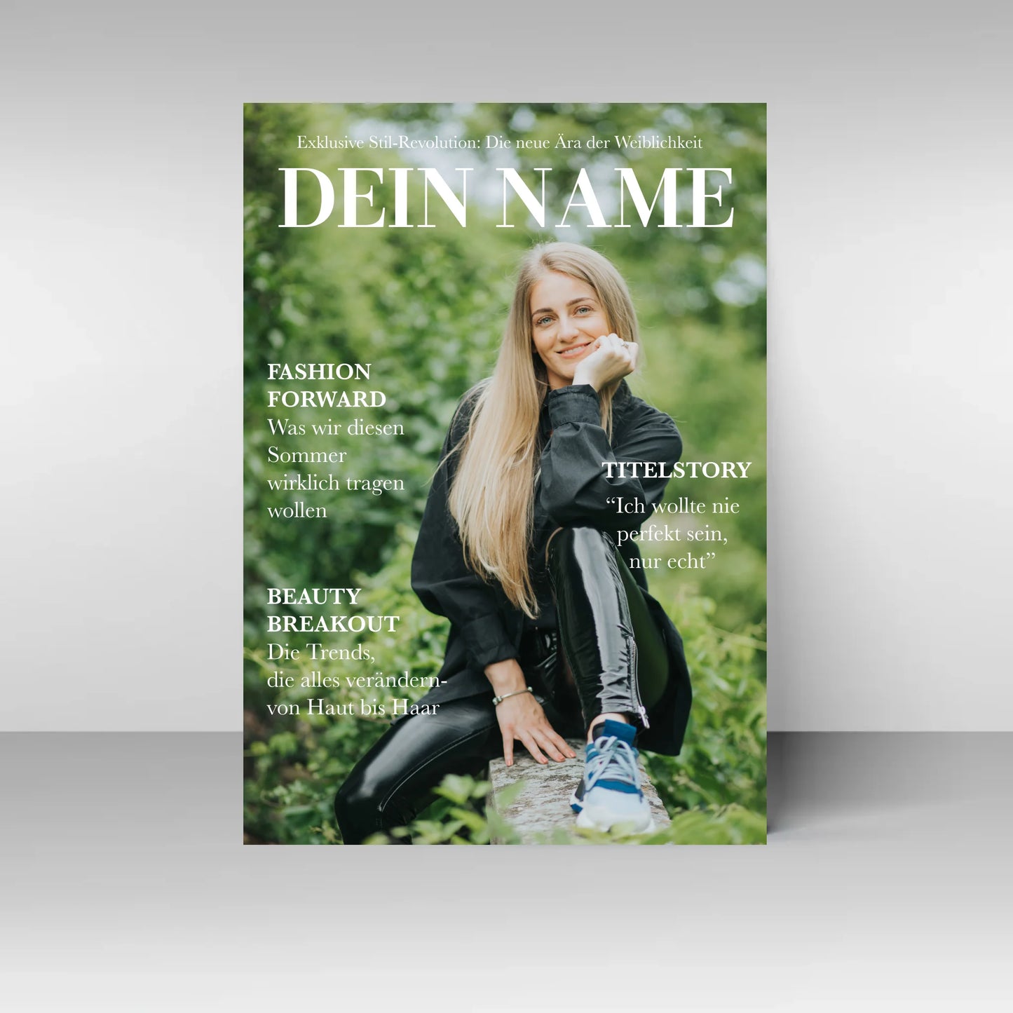 Poster im Stil eines Mode-Magazins mit dem Platzhalter ‚DEIN NAME‘ als Titel. Oben der Slogan ‚Exklusive Stil-Revolution: Die neue Ära der Weiblichkeit‘. Im Mittelpunkt ein personalisierbares Foto. Links feste Rubriken wie ‚Fashion Forward – Was wir diesen Sommer wirklich tragen wollen‘ und ‚Beauty Breakout – Die Trends, die alles verändern von Haut bis Haar‘. Rechts die Titelstory mit Zitat: ‚Ich wollte nie perfekt sein, nur echt‘.