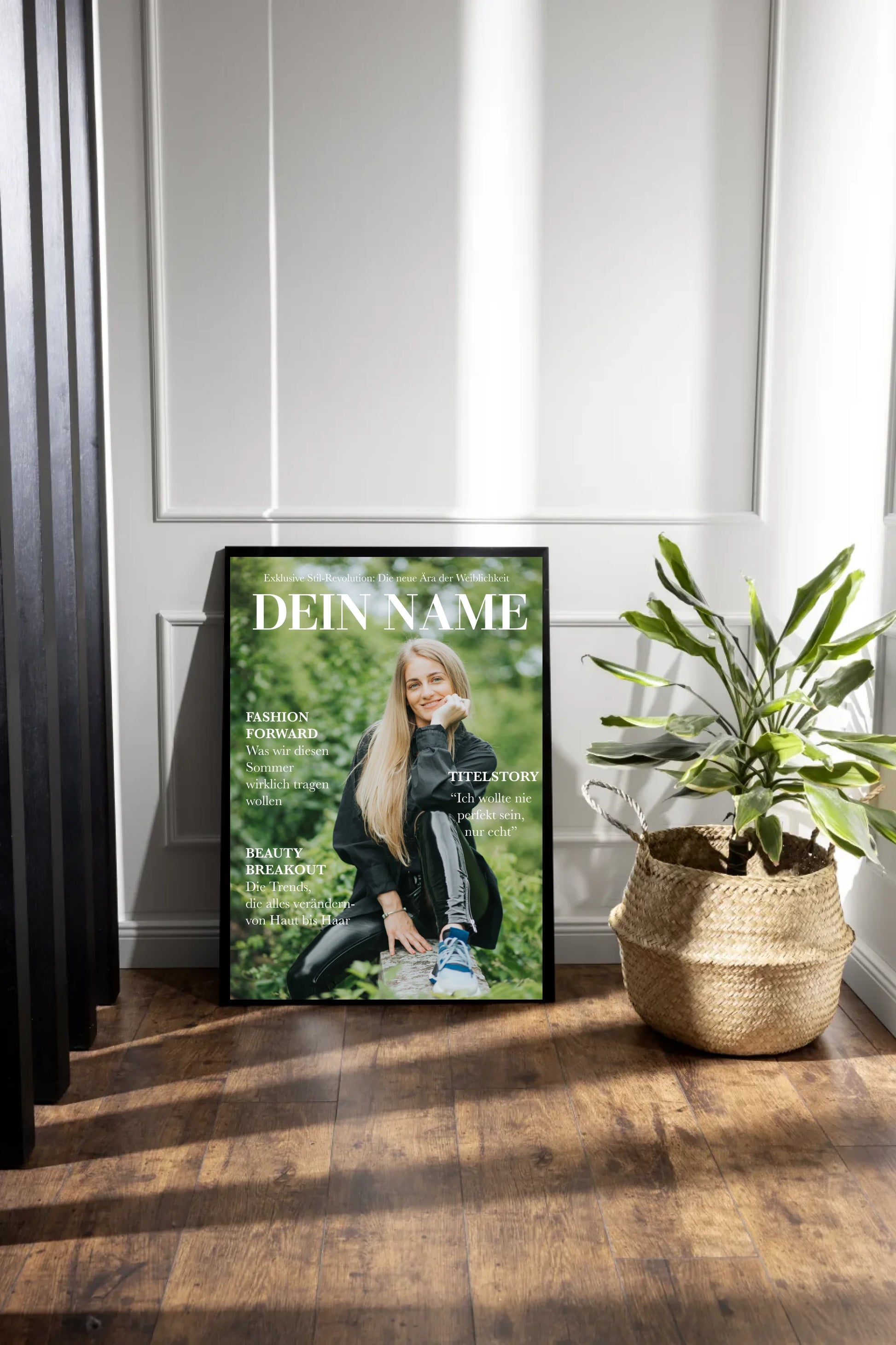Poster im Stil eines Mode-Magazins mit dem Platzhalter ‚DEIN NAME‘ als Titel. Oben der Slogan ‚Exklusive Stil-Revolution: Die neue Ära der Weiblichkeit‘. Im Mittelpunkt ein personalisierbares Foto. Links feste Rubriken wie ‚Fashion Forward – Was wir diesen Sommer wirklich tragen wollen‘ und ‚Beauty Breakout – Die Trends, die alles verändern von Haut bis Haar‘. Rechts die Titelstory mit Zitat: ‚Ich wollte nie perfekt sein, nur echt‘.
