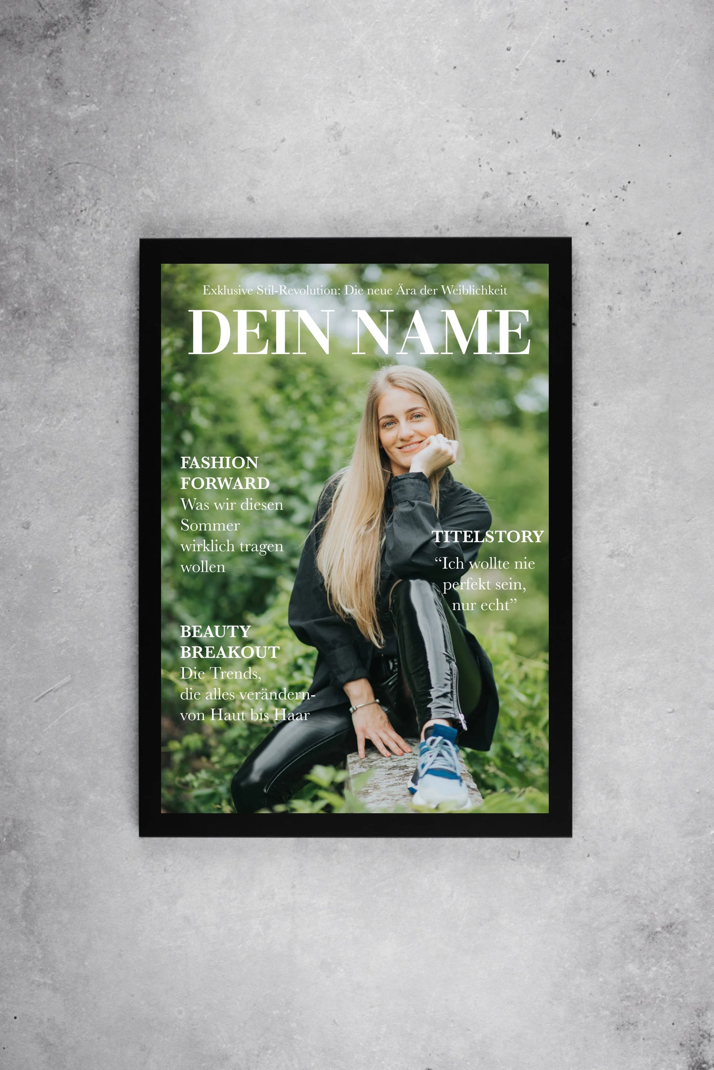 Poster im Stil eines Mode-Magazins mit dem Platzhalter ‚DEIN NAME‘ als Titel. Oben der Slogan ‚Exklusive Stil-Revolution: Die neue Ära der Weiblichkeit‘. Im Mittelpunkt ein personalisierbares Foto. Links feste Rubriken wie ‚Fashion Forward – Was wir diesen Sommer wirklich tragen wollen‘ und ‚Beauty Breakout – Die Trends, die alles verändern von Haut bis Haar‘. Rechts die Titelstory mit Zitat: ‚Ich wollte nie perfekt sein, nur echt‘.