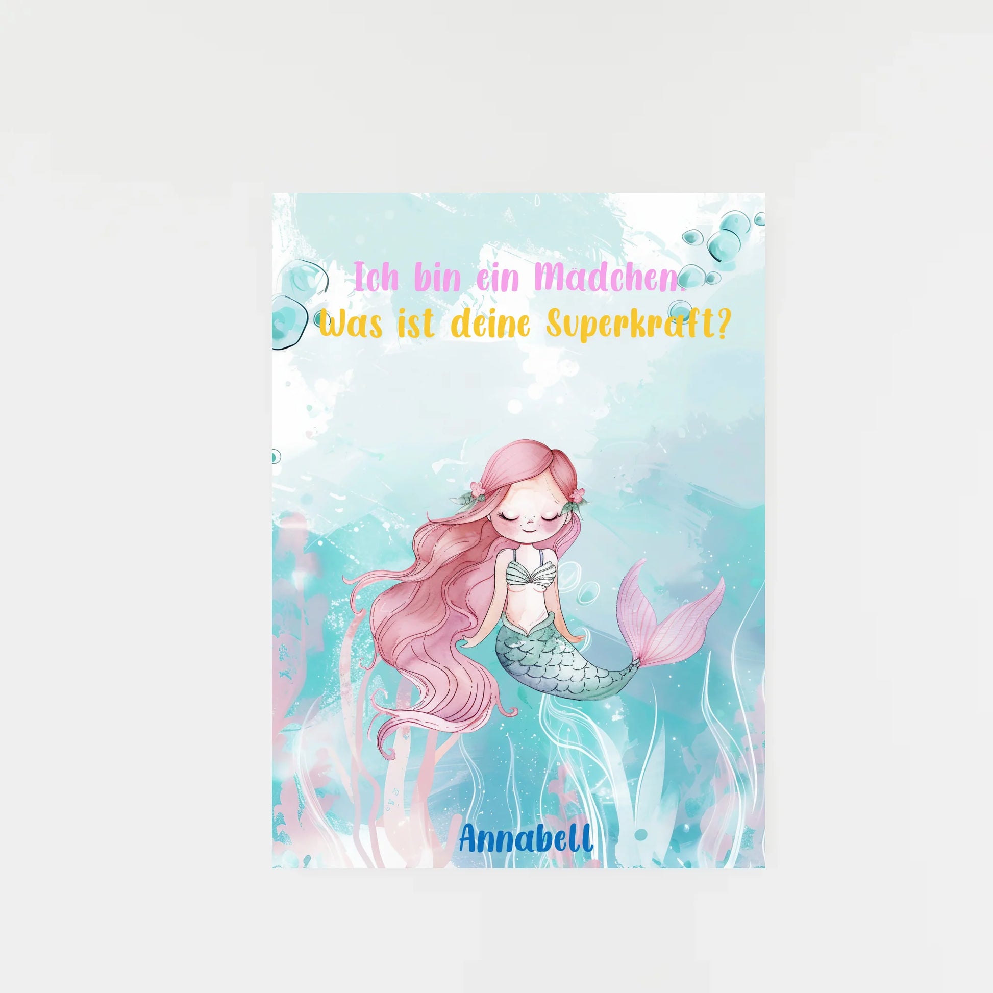 Poster mit wählbarem Clipart-Motiv, hier als Beispiel eine Meerjungfrau mit rosa Haaren und Fischschwanz. Darüber ein variabler Spruch: ‚Ich bin ein Mädchen – Was ist deine Superkraft?‘. Unten ein personalisierbarer Name. Motiv und Spruch können aus verschiedenen Varianten gewählt werden.“