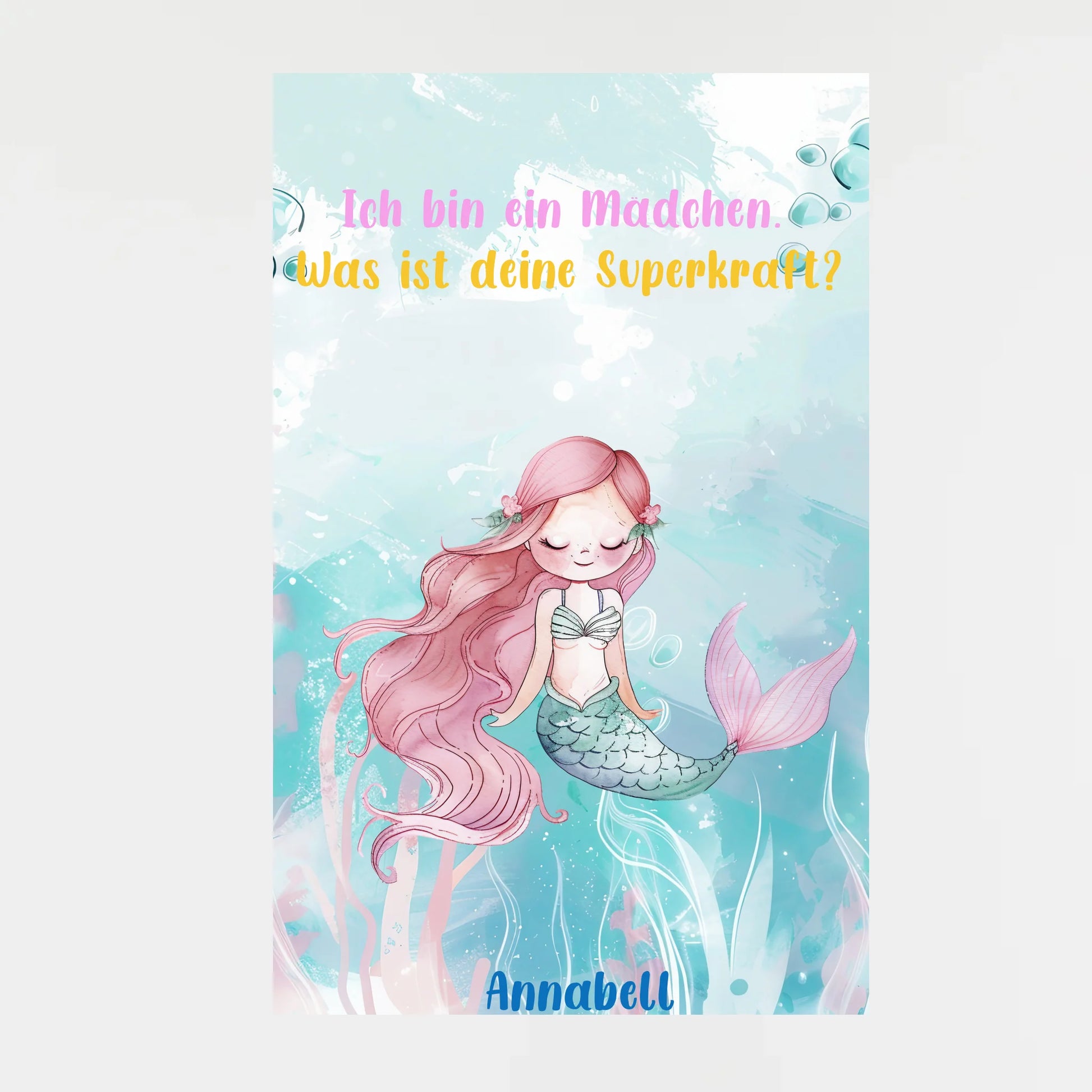 Poster mit wählbarem Clipart-Motiv, hier als Beispiel eine Meerjungfrau mit rosa Haaren und Fischschwanz. Darüber ein variabler Spruch: ‚Ich bin ein Mädchen – Was ist deine Superkraft?‘. Unten ein personalisierbarer Name. Motiv und Spruch können aus verschiedenen Varianten gewählt werden.“