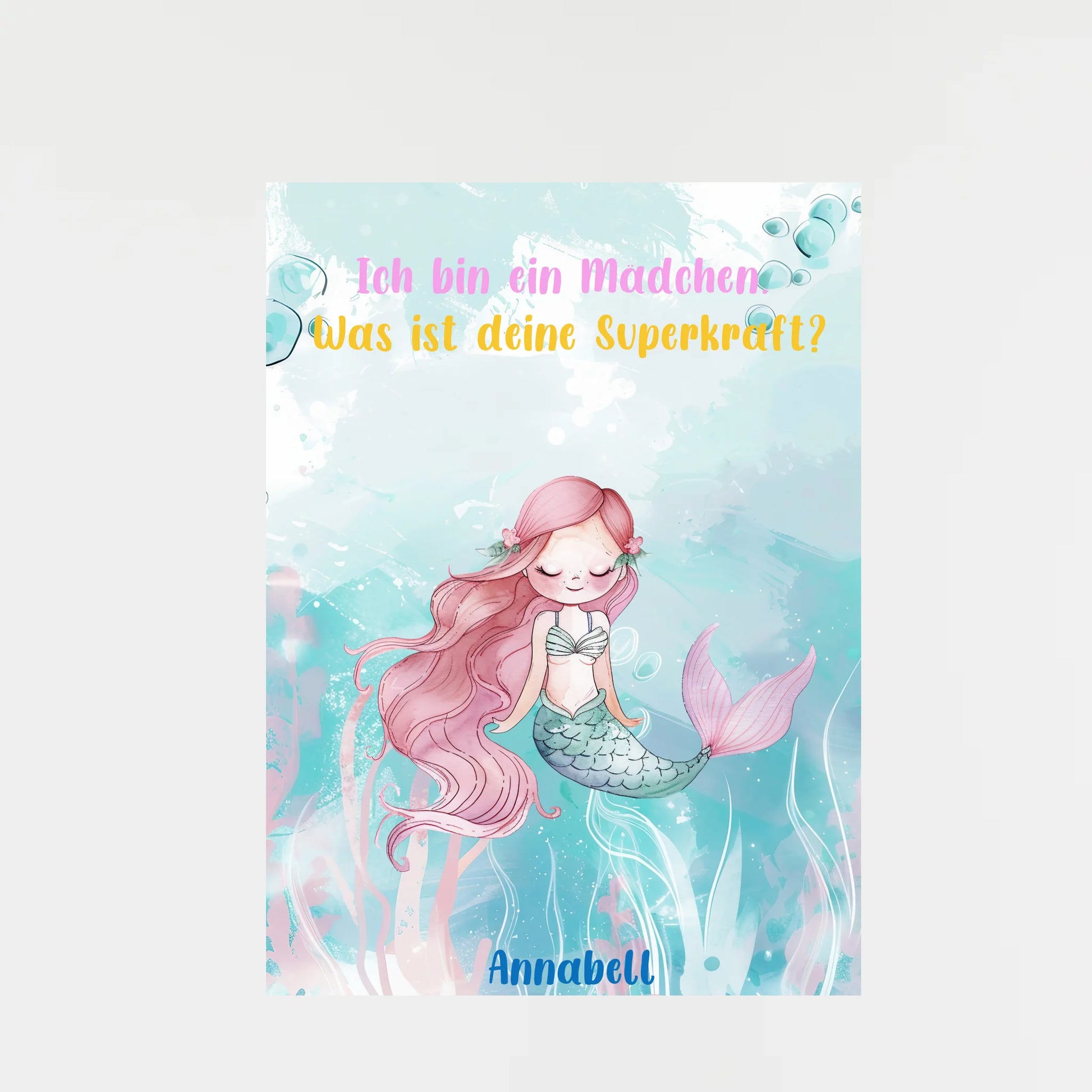 Poster mit wählbarem Clipart-Motiv, hier als Beispiel eine Meerjungfrau mit rosa Haaren und Fischschwanz. Darüber ein variabler Spruch: ‚Ich bin ein Mädchen – Was ist deine Superkraft?‘. Unten ein personalisierbarer Name. Motiv und Spruch können aus verschiedenen Varianten gewählt werden.“