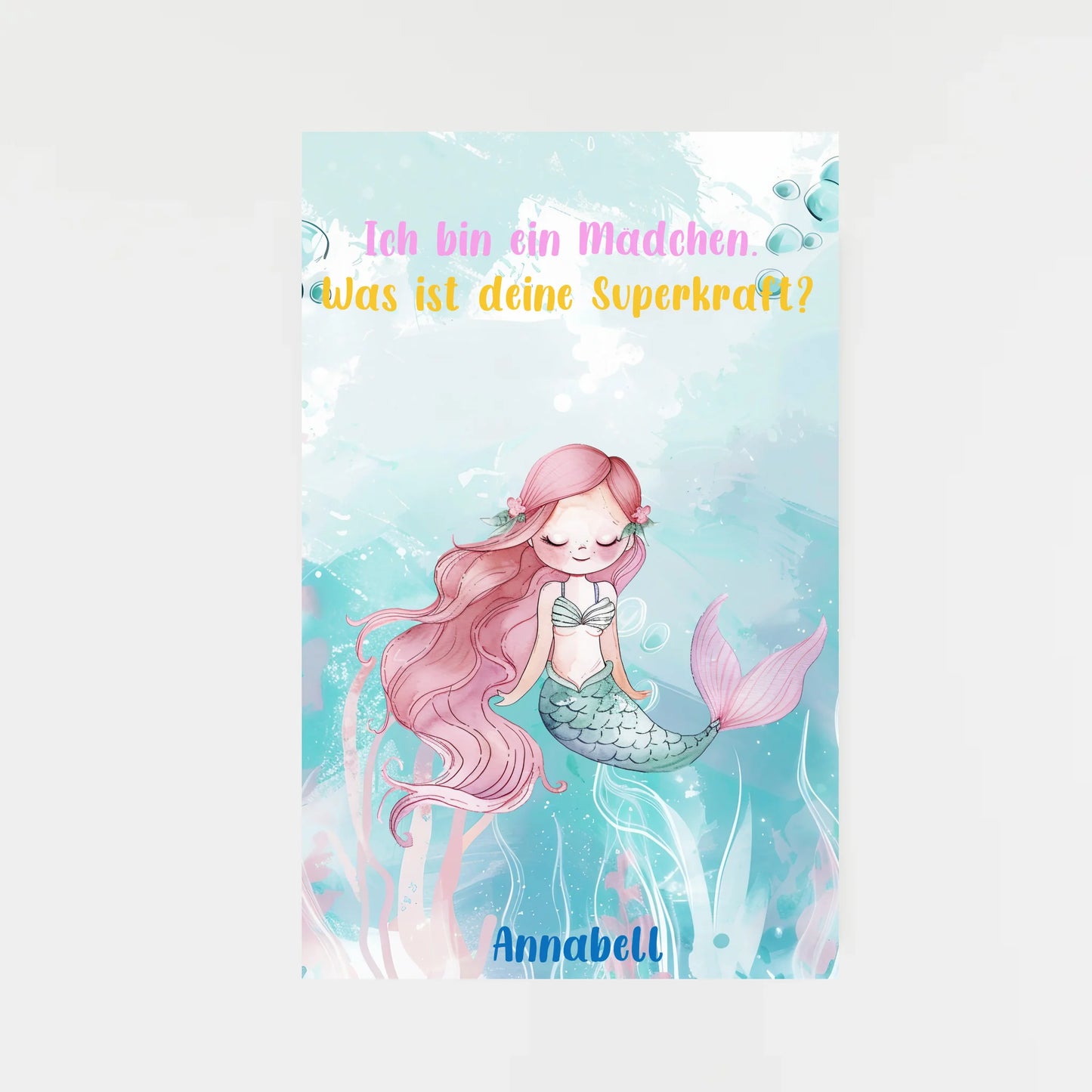 Poster mit wählbarem Clipart-Motiv, hier als Beispiel eine Meerjungfrau mit rosa Haaren und Fischschwanz. Darüber ein variabler Spruch: ‚Ich bin ein Mädchen – Was ist deine Superkraft?‘. Unten ein personalisierbarer Name. Motiv und Spruch können aus verschiedenen Varianten gewählt werden.“