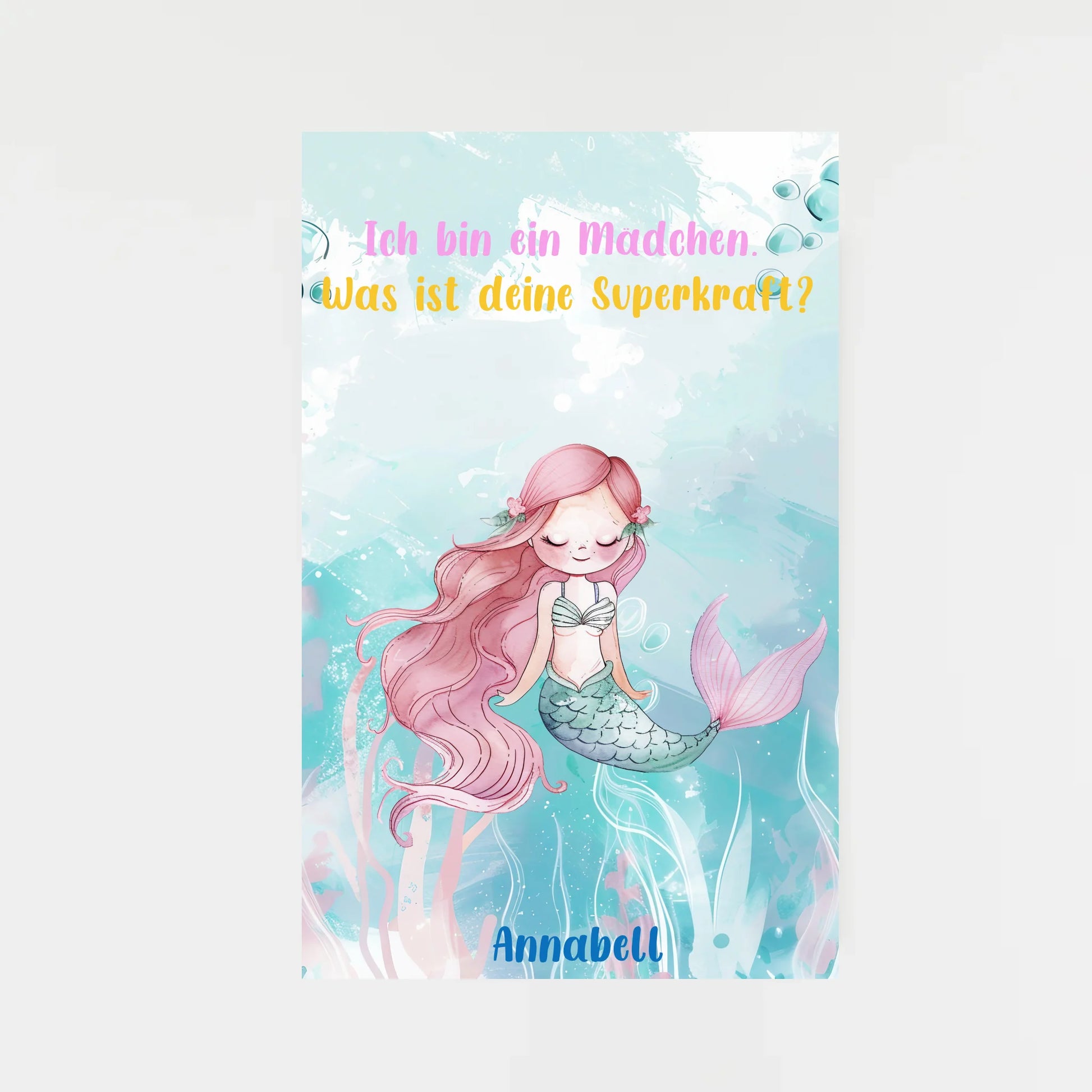 Poster mit wählbarem Clipart-Motiv, hier als Beispiel eine Meerjungfrau mit rosa Haaren und Fischschwanz. Darüber ein variabler Spruch: ‚Ich bin ein Mädchen – Was ist deine Superkraft?‘. Unten ein personalisierbarer Name. Motiv und Spruch können aus verschiedenen Varianten gewählt werden.“