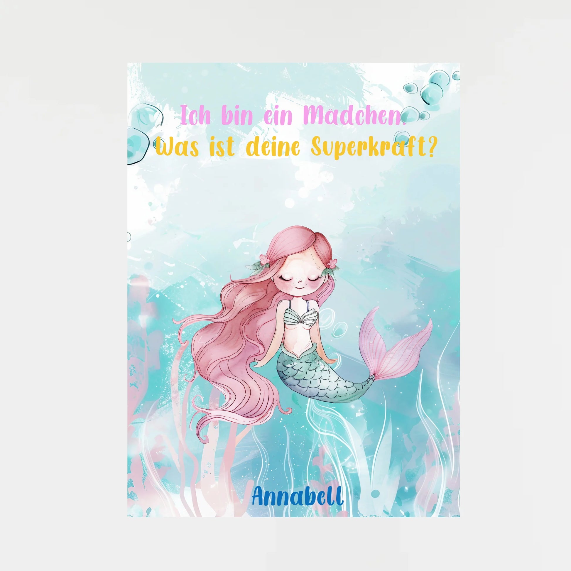 Poster mit wählbarem Clipart-Motiv, hier als Beispiel eine Meerjungfrau mit rosa Haaren und Fischschwanz. Darüber ein variabler Spruch: ‚Ich bin ein Mädchen – Was ist deine Superkraft?‘. Unten ein personalisierbarer Name. Motiv und Spruch können aus verschiedenen Varianten gewählt werden.“