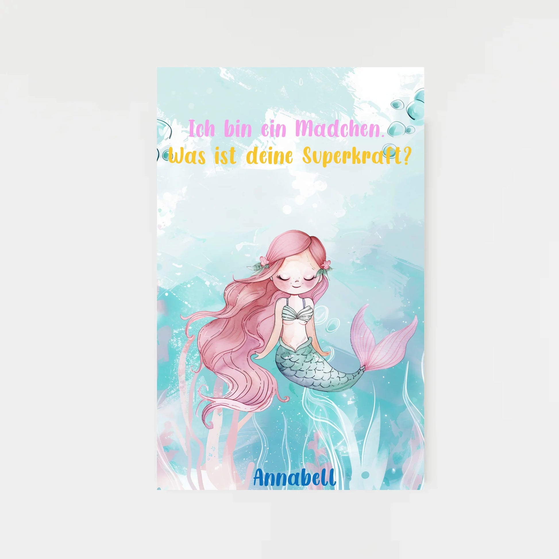 Poster mit wählbarem Clipart-Motiv, hier als Beispiel eine Meerjungfrau mit rosa Haaren und Fischschwanz. Darüber ein variabler Spruch: ‚Ich bin ein Mädchen – Was ist deine Superkraft?‘. Unten ein personalisierbarer Name. Motiv und Spruch können aus verschiedenen Varianten gewählt werden.“