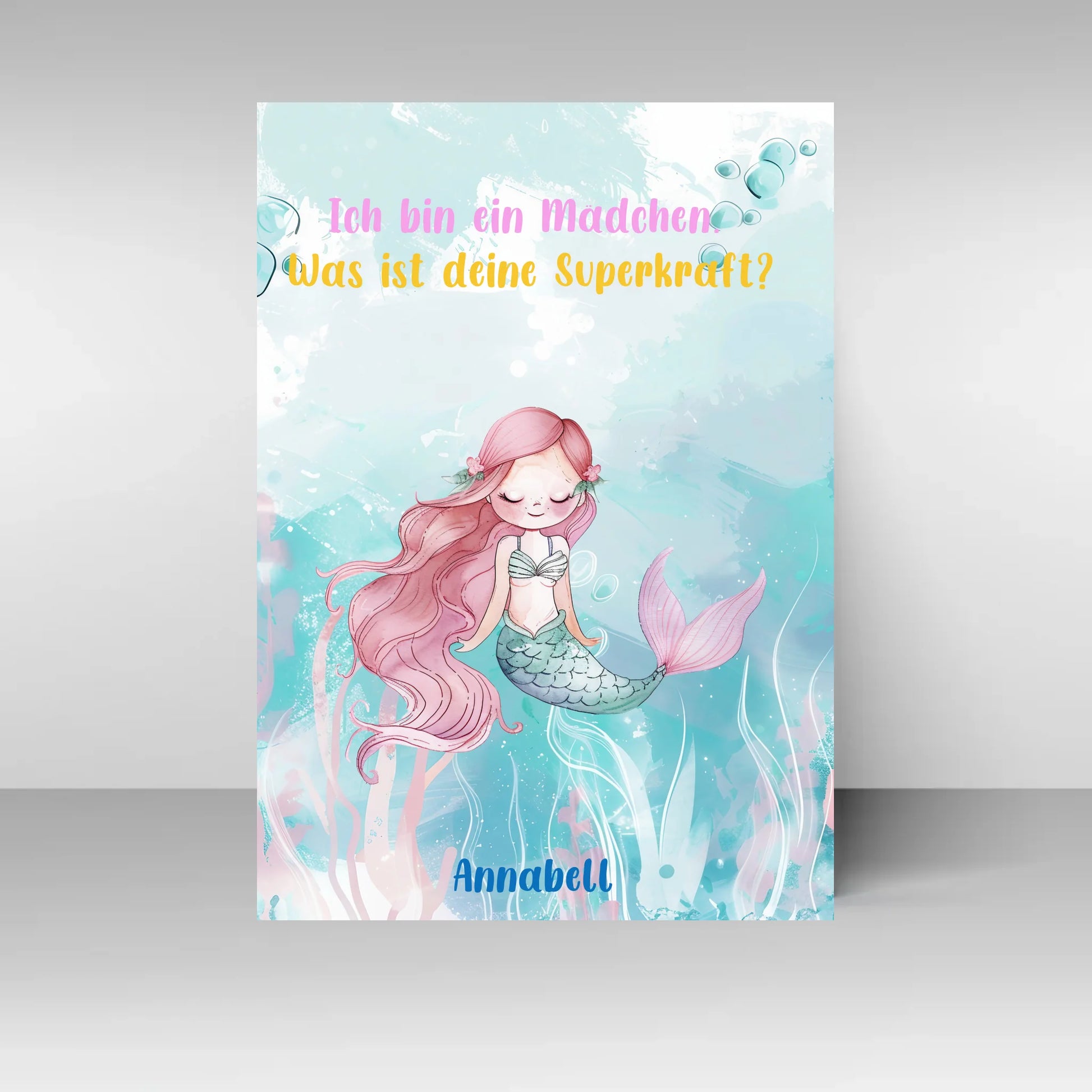 Poster mit wählbarem Clipart-Motiv, hier als Beispiel eine Meerjungfrau mit rosa Haaren und Fischschwanz. Darüber ein variabler Spruch: ‚Ich bin ein Mädchen – Was ist deine Superkraft?‘. Unten ein personalisierbarer Name. Motiv und Spruch können aus verschiedenen Varianten gewählt werden.“