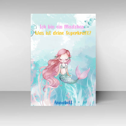 Poster mit wählbarem Clipart-Motiv, hier als Beispiel eine Meerjungfrau mit rosa Haaren und Fischschwanz. Darüber ein variabler Spruch: ‚Ich bin ein Mädchen – Was ist deine Superkraft?‘. Unten ein personalisierbarer Name. Motiv und Spruch können aus verschiedenen Varianten gewählt werden.“