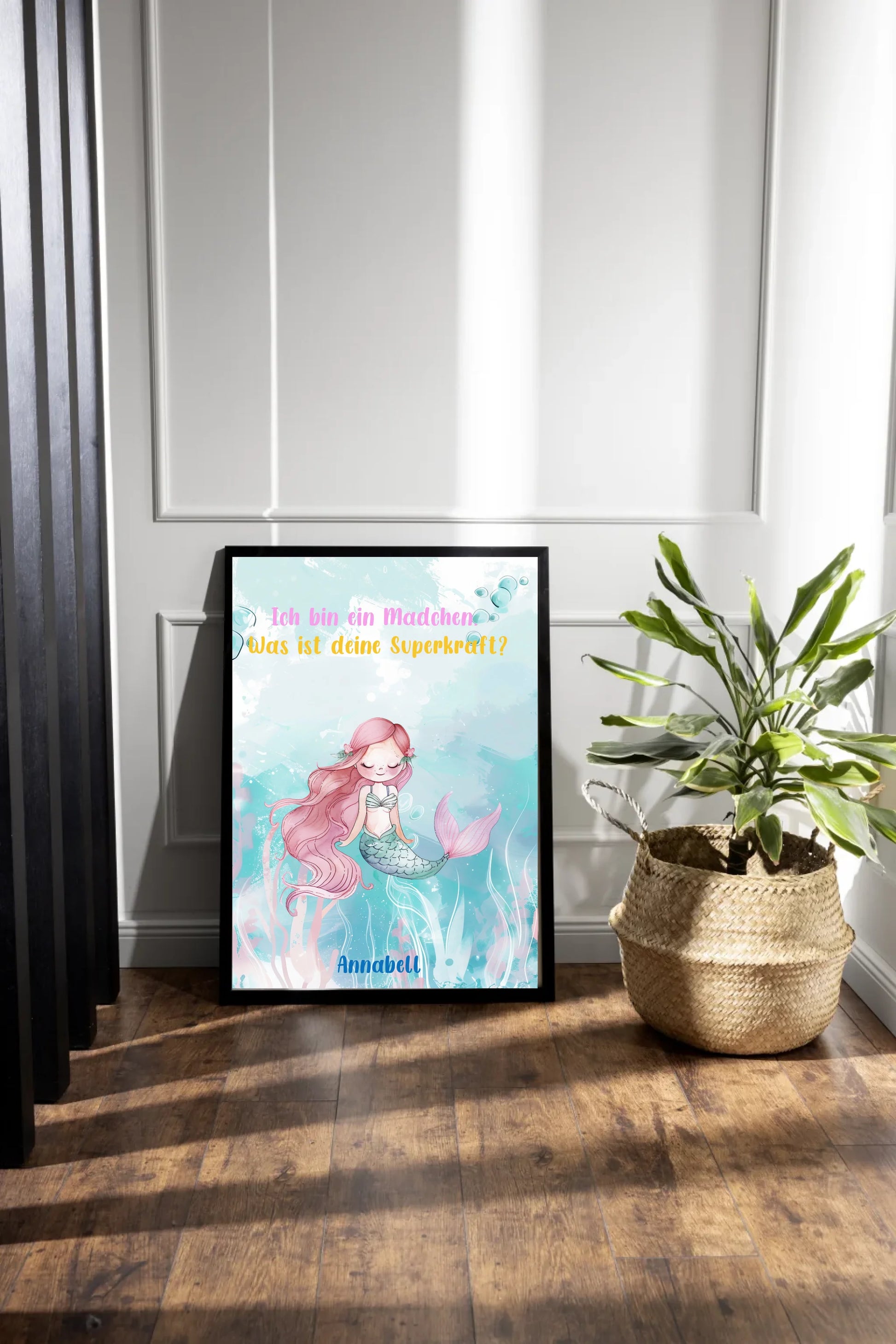 Poster mit wählbarem Clipart-Motiv, hier als Beispiel eine Meerjungfrau mit rosa Haaren und Fischschwanz. Darüber ein variabler Spruch: ‚Ich bin ein Mädchen – Was ist deine Superkraft?‘. Unten ein personalisierbarer Name. Motiv und Spruch können aus verschiedenen Varianten gewählt werden.“
