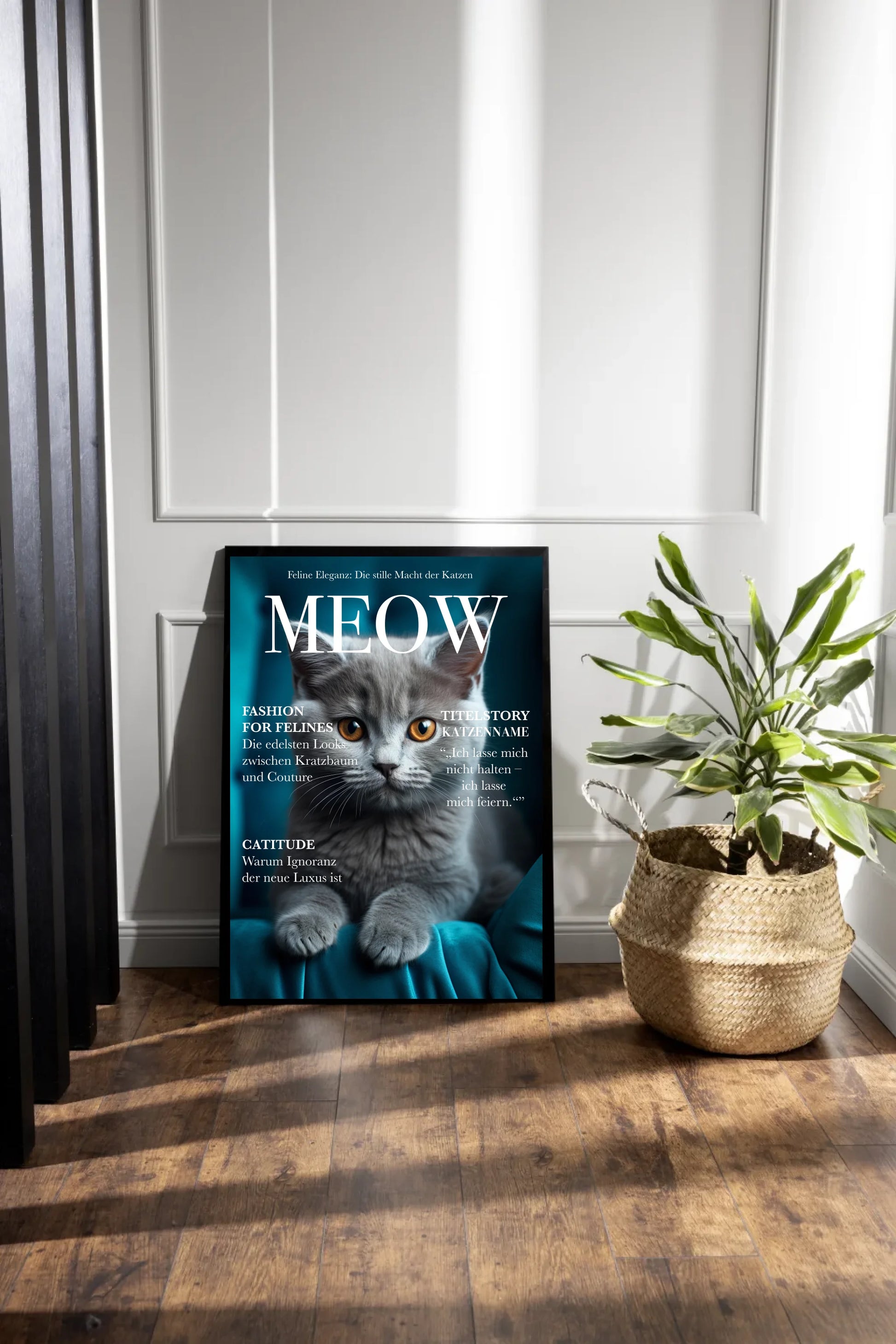 Poster im Stil eines Magazin-Covers mit dem Titel ‚MEOW‘. Oben der feste Slogan ‚Feline Eleganz: Die stille Macht der Katzen‘. Im Mittelpunkt ein personalisierbares Katzenfoto. Links Rubriken wie ‚Fashion for Felines – Die edelsten Looks zwischen Kratzbaum und Couture‘ und ‚Catitude – Warum Ignoranz der neue Luxus ist‘. Rechts die Titelstory mit personalisierbarem Katzen-Namen: ‚Ich lasse mich nicht halten – ich lasse mich feiern.‘