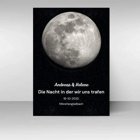 Poster mit realitätsgetreuer Abbildung des Mondes, angepasst an den angegebenen Ort und das Datum. Darunter ein fester Text ‚Die Nacht in der wir uns trafen‘. Zusätzlich Platz für personalisierbare Namen, ein Datum und eine Ortsangabe.