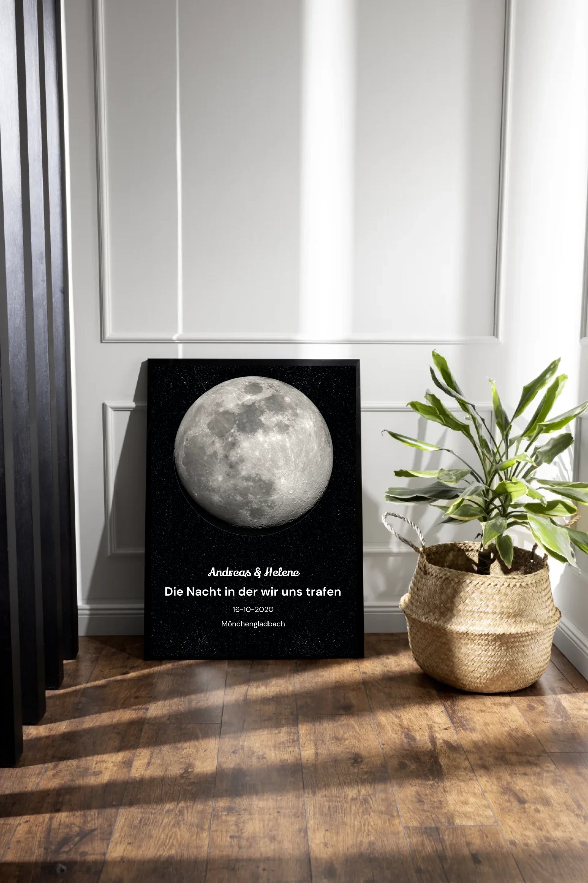Poster mit realitätsgetreuer Abbildung des Mondes, angepasst an den angegebenen Ort und das Datum. Darunter ein fester Text ‚Die Nacht in der wir uns trafen‘. Zusätzlich Platz für personalisierbare Namen, ein Datum und eine Ortsangabe.