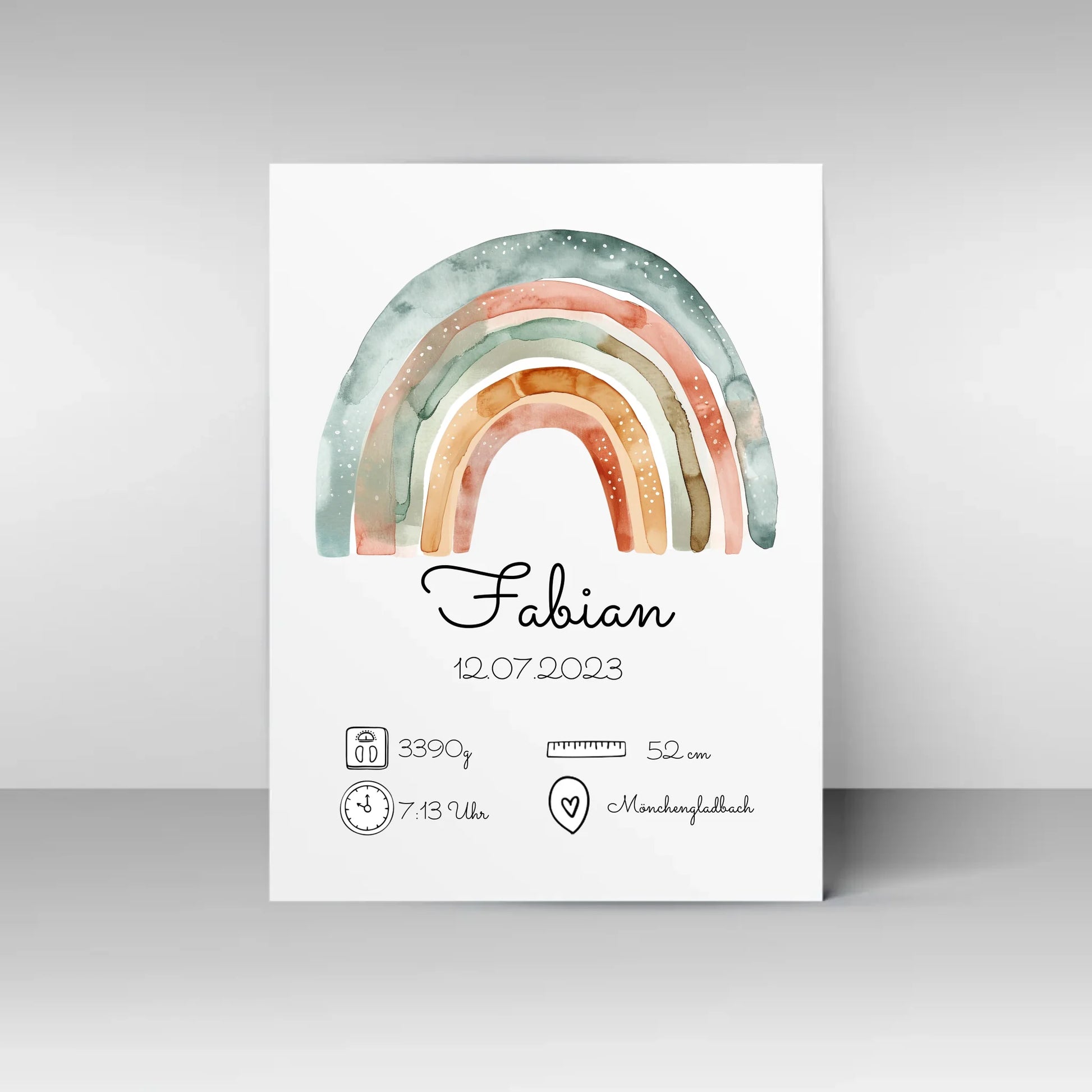 Poster mit personalisierbarem Design. Oben ein Aquarell-Regenbogen in sanften Farben. Darunter Platz für den Namen des Kindes, das Geburtsdatum sowie Angaben wie Gewicht, Größe, Uhrzeit und Geburtsort. Beispiel: Fabian, 12.07.2023, 3390 g, 52 cm, 7:13 Uhr, Mönchengladbach