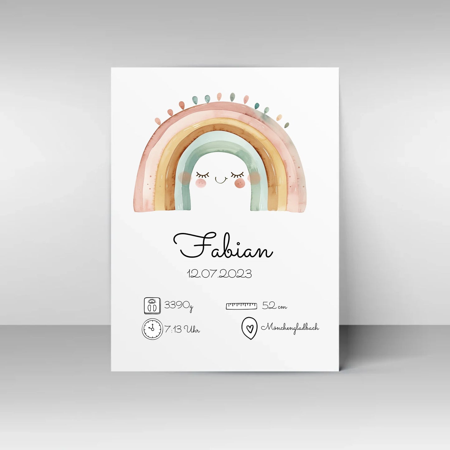 Poster mit personalisierbarem Design. Oben ein Aquarell-Regenbogen in sanften Farben. Darunter Platz für den Namen des Kindes, das Geburtsdatum sowie Angaben wie Gewicht, Größe, Uhrzeit und Geburtsort. Beispiel: Fabian, 12.07.2023, 3390 g, 52 cm, 7:13 Uhr, Mönchengladbach