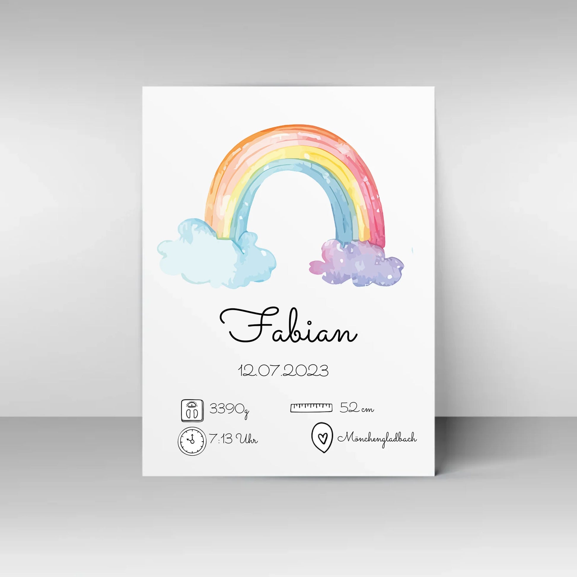 Poster mit personalisierbarem Design. Oben ein Aquarell-Regenbogen in sanften Farben. Darunter Platz für den Namen des Kindes, das Geburtsdatum sowie Angaben wie Gewicht, Größe, Uhrzeit und Geburtsort. Beispiel: Fabian, 12.07.2023, 3390 g, 52 cm, 7:13 Uhr, Mönchengladbach