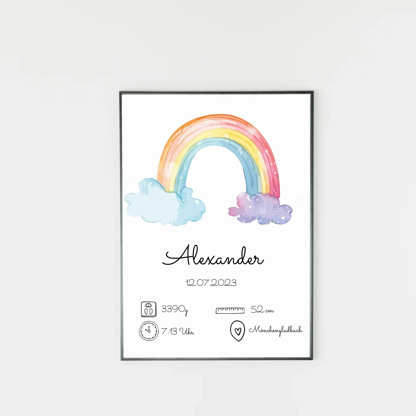 Poster mit personalisierbarem Design. Oben ein Aquarell-Regenbogen in sanften Farben. Darunter Platz für den Namen des Kindes, das Geburtsdatum sowie Angaben wie Gewicht, Größe, Uhrzeit und Geburtsort. Beispiel: Fabian, 12.07.2023, 3390 g, 52 cm, 7:13 Uhr, Mönchengladbach