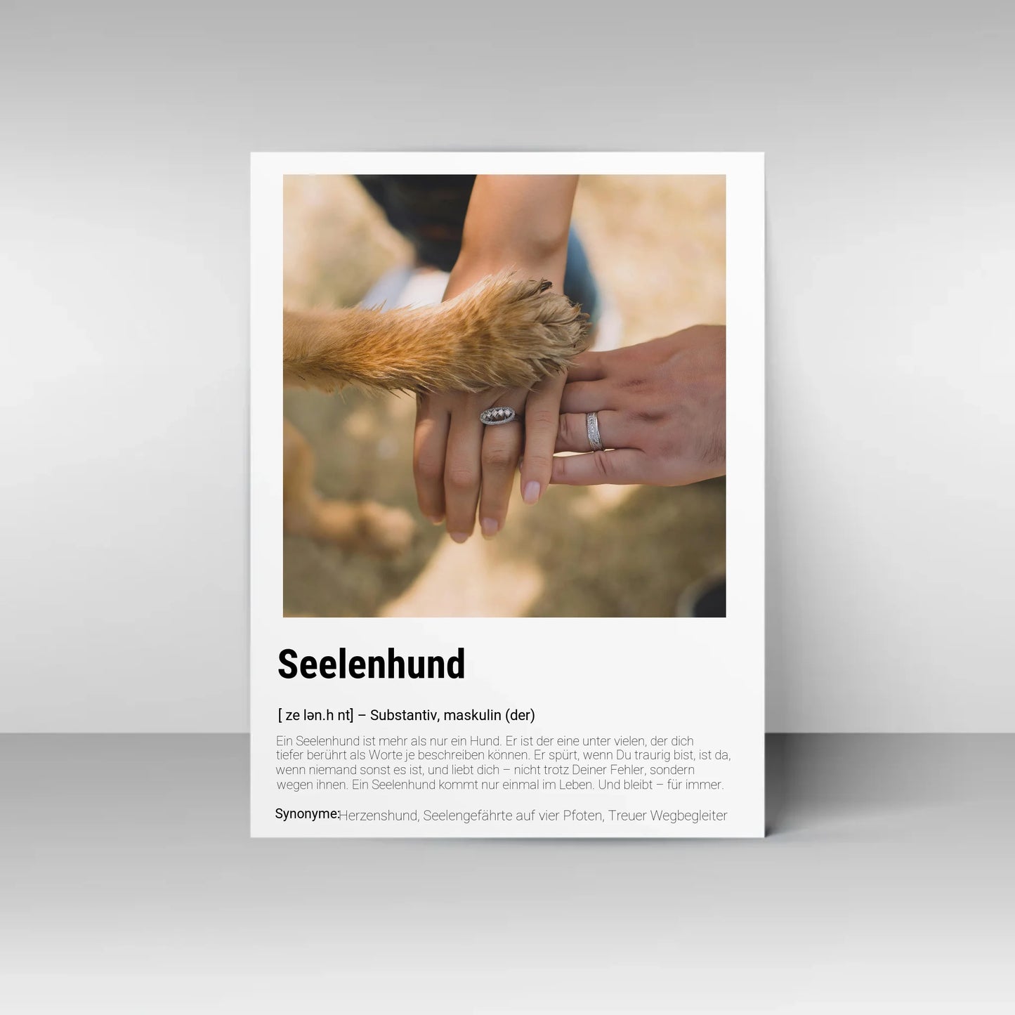 Poster mit personalisierbarem Foto, hier als Beispiel eine Hundepfote auf den Händen eines Menschen. Darunter der feste Titel ‚Seelenhund‘ mit Definition im Wörterbuchstil: Ein Hund, der tiefer berührt als Worte es je könnten, immer an der Seite ist und für immer im Herzen bleibt. Synonyme: Herzenshund, Seelengefährte auf vier Pfoten, treuer Wegbegleiter.