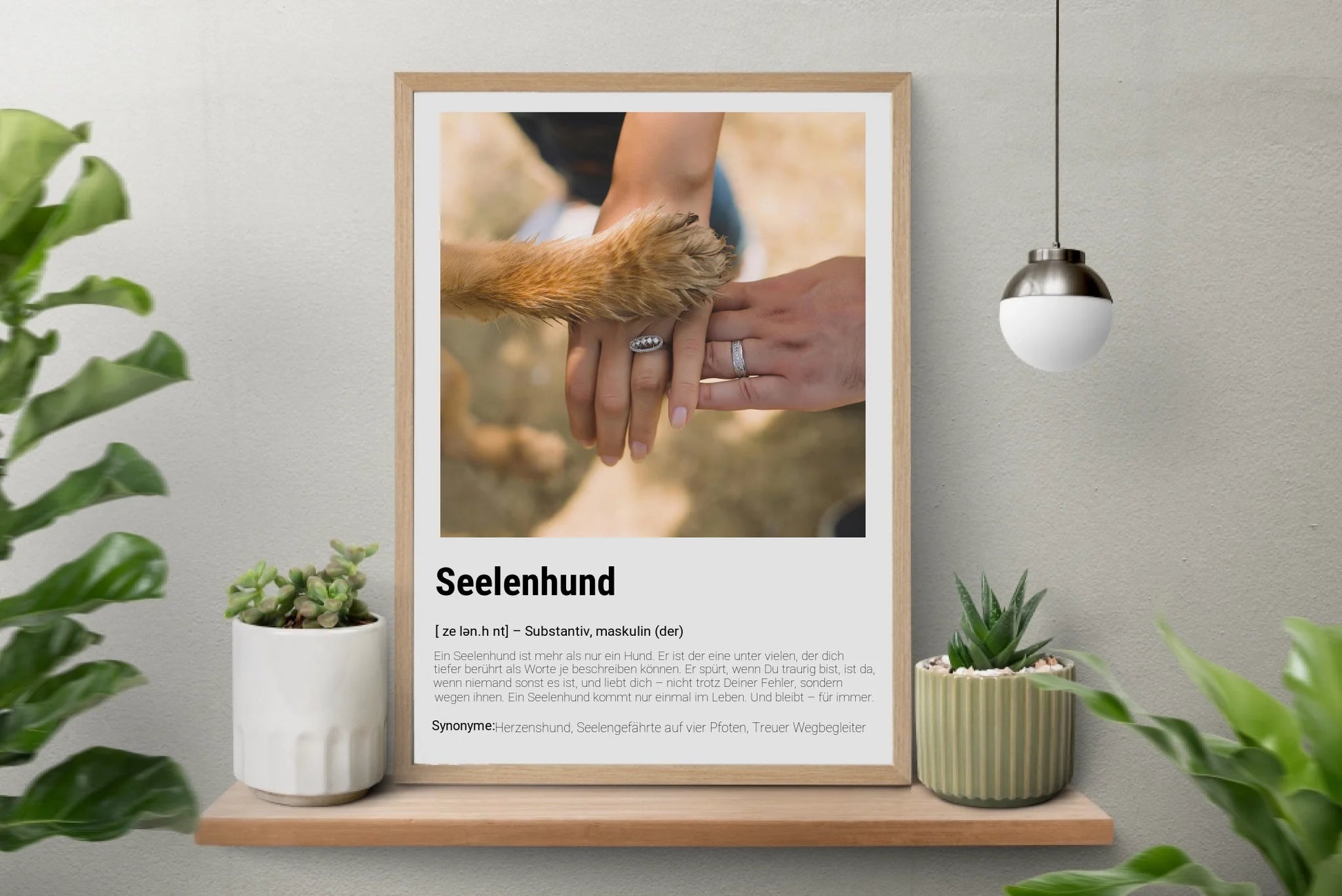 Poster mit personalisierbarem Foto, hier als Beispiel eine Hundepfote auf den Händen eines Menschen. Darunter der feste Titel ‚Seelenhund‘ mit Definition im Wörterbuchstil: Ein Hund, der tiefer berührt als Worte es je könnten, immer an der Seite ist und für immer im Herzen bleibt. Synonyme: Herzenshund, Seelengefährte auf vier Pfoten, treuer Wegbegleiter.