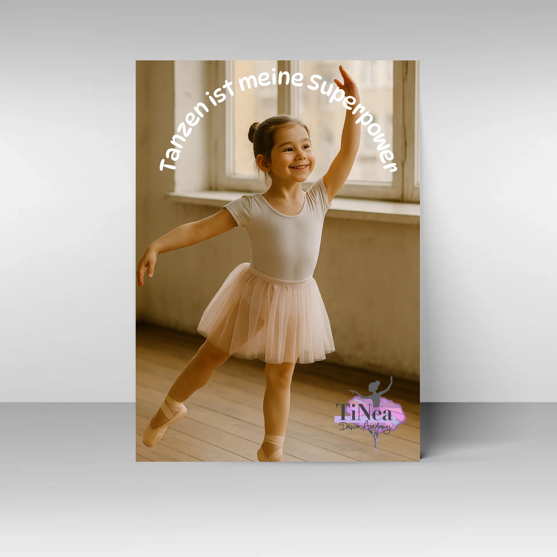Poster mit personalisierbarem Foto in Ballett-Pose. Darüber der feste Text ‚Tanzen ist meine Superpower‘. Unten rechts das Logo der ‚TiNea Dance Academy‘.