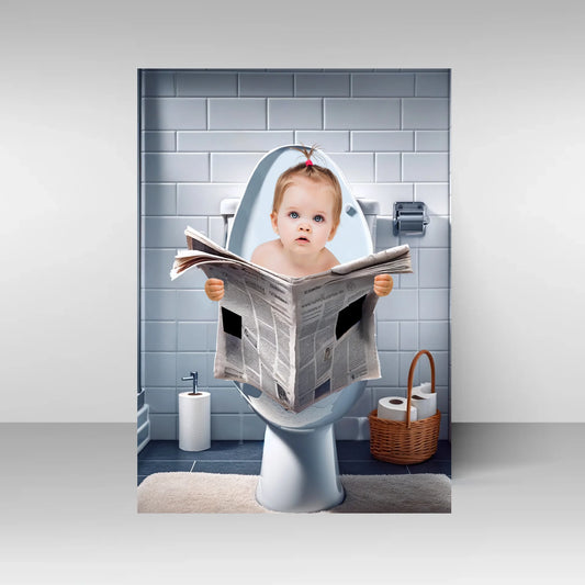 Poster mit Illustration eines Babys, das auf einer Toilette sitzt und eine Zeitung hält. Der Oberkörper ist personalisierbar, die Hände sind in verschiedenen Varianten auswählbar. Badezimmer-Hintergrund, Toilette und Zeitung bleiben fest.