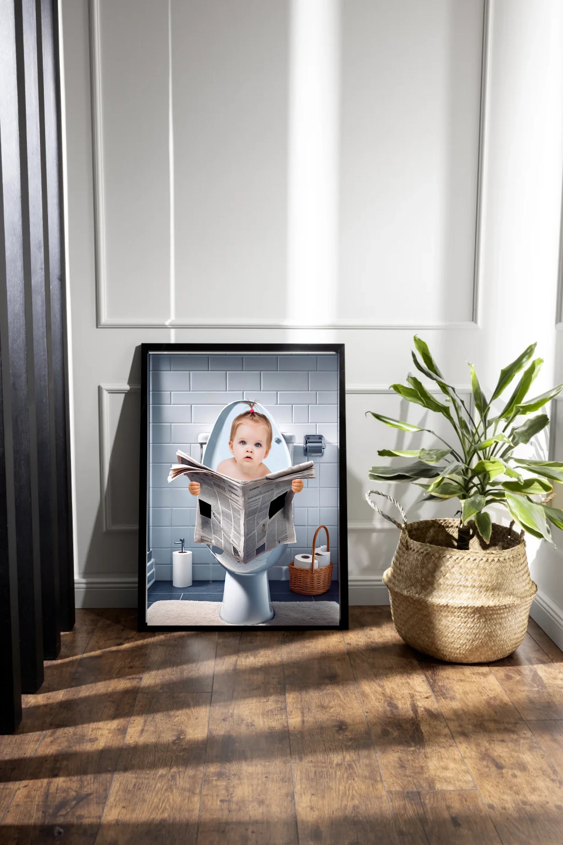 Poster mit Illustration eines Babys, das auf einer Toilette sitzt und eine Zeitung hält. Der Oberkörper ist personalisierbar, die Hände sind in verschiedenen Varianten auswählbar. Badezimmer-Hintergrund, Toilette und Zeitung bleiben fest