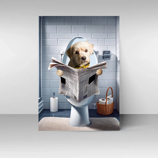oster mit Illustration eines Hundes, der auf einer Toilette sitzt und eine Zeitung hält. Der Hundekopf ist personalisierbar, die Pfoten sind in verschiedenen Varianten auswählbar. Badezimmer-Hintergrund, Toilette und Zeitung bleiben fest.